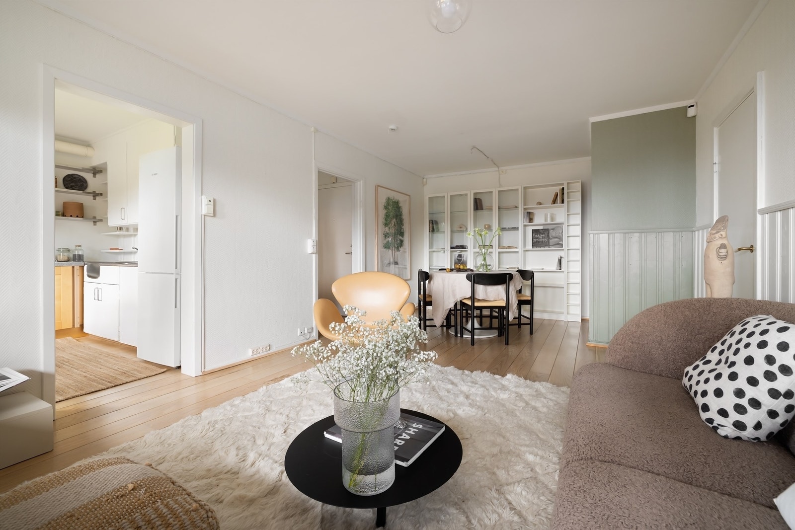 Rommet er veldimensjonert og gir flere møbleringsmuligheter - flere beboere i sameiet har flyttet kjøkkenet ut i stuen for å etablere et ekstra soverom Galleribilde