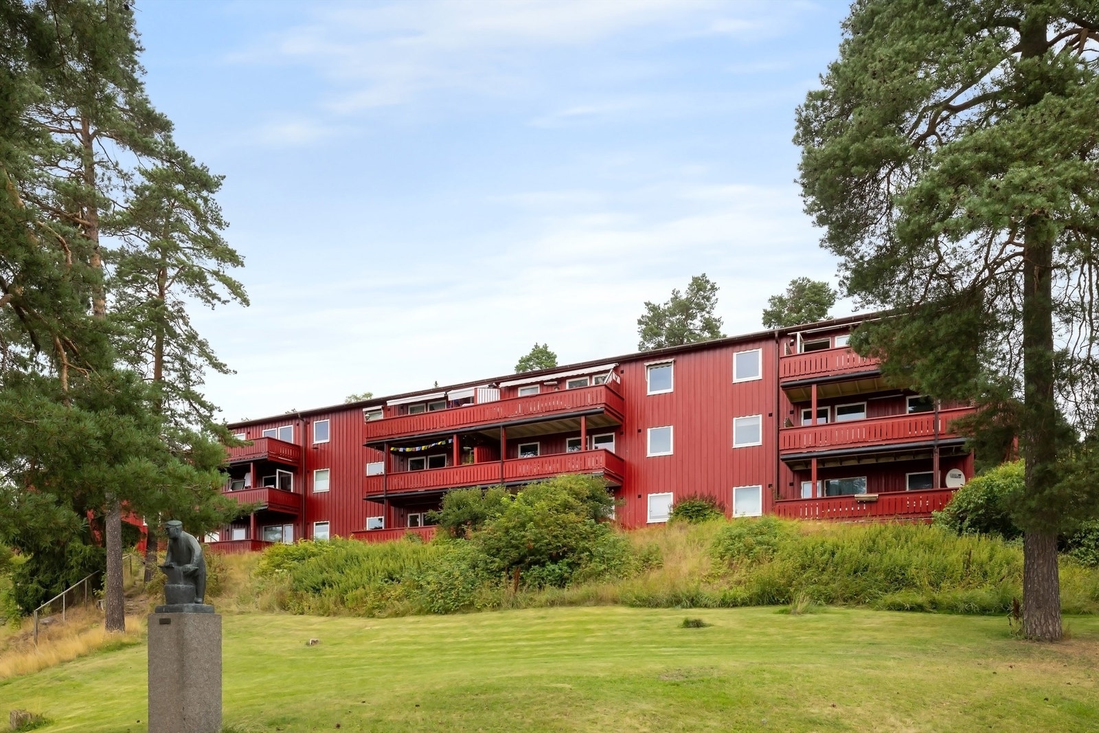 Fasaden - hyggelig beliggenhet i byggets første etasje Galleribilde