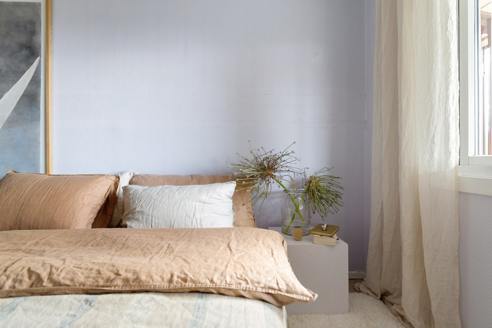 Veggflatene er malt i en lys tone og på gulvet er det vegg-til-vegg teppe Galleribilde