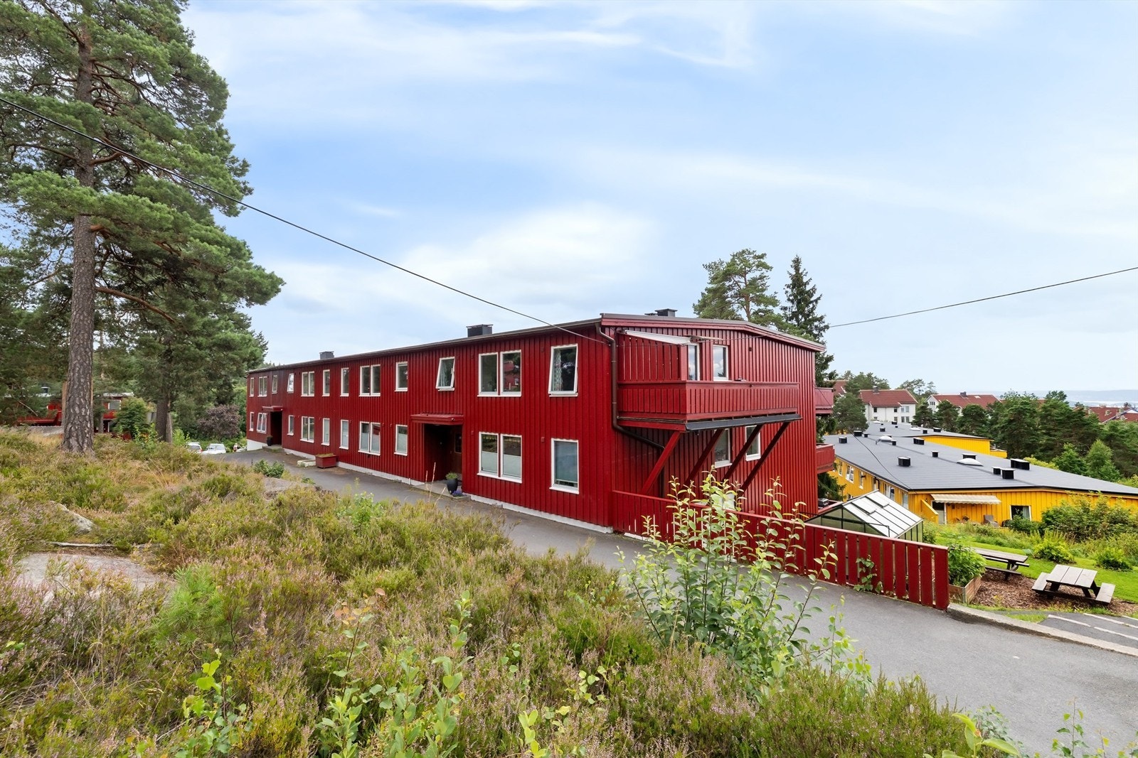 Fasaden sett fra inngangsparti Galleribilde