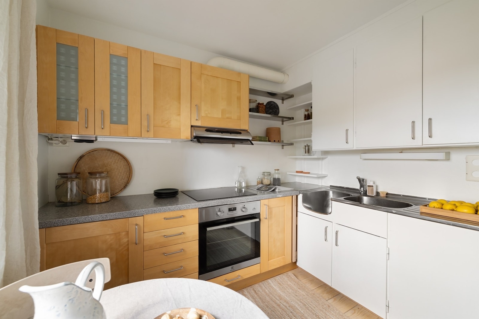 Godt med oppbevaring og mye benkeplass Galleribilde