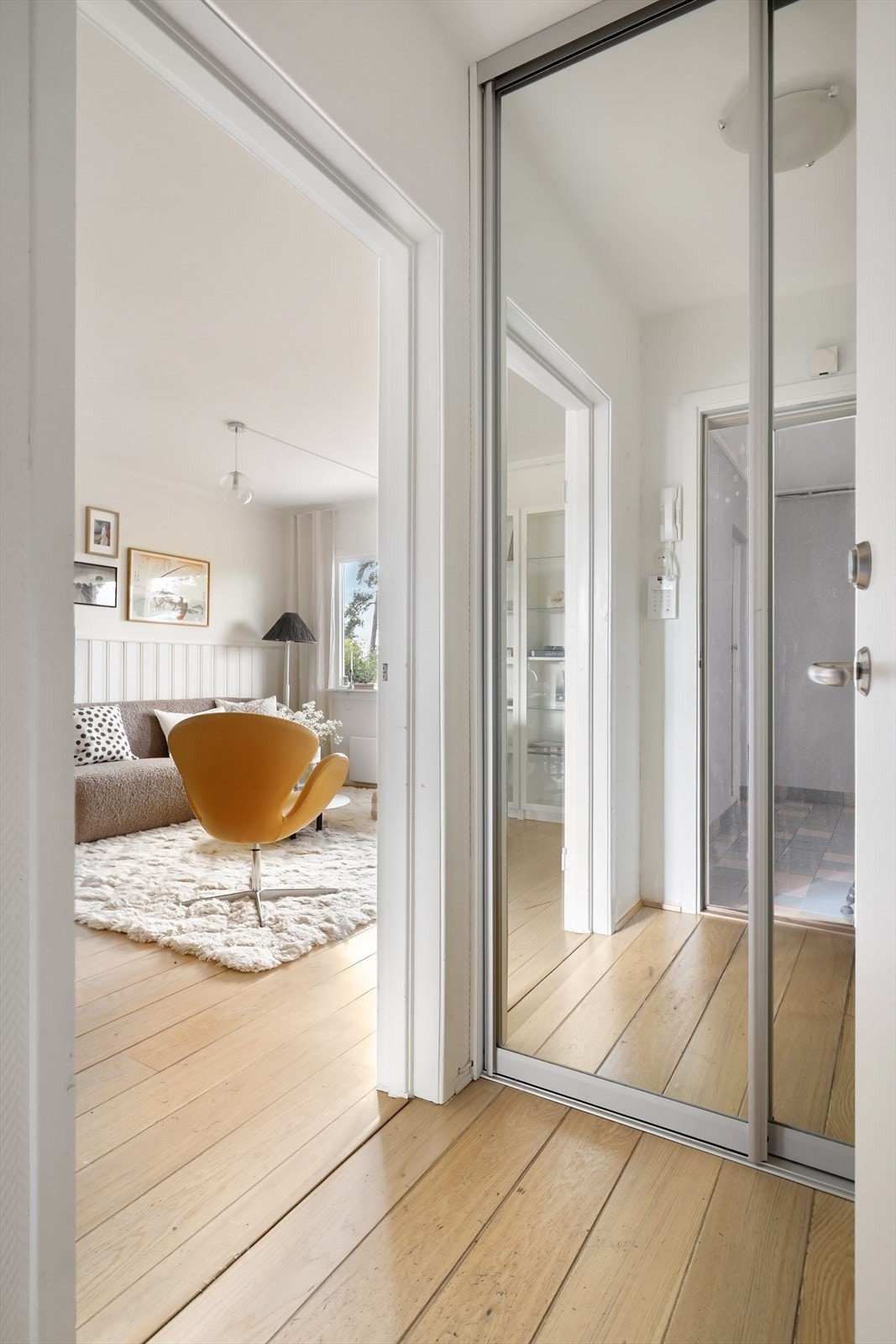 Hyggelig entré med malte veggflater og enstavs parkett på gulv Galleribilde