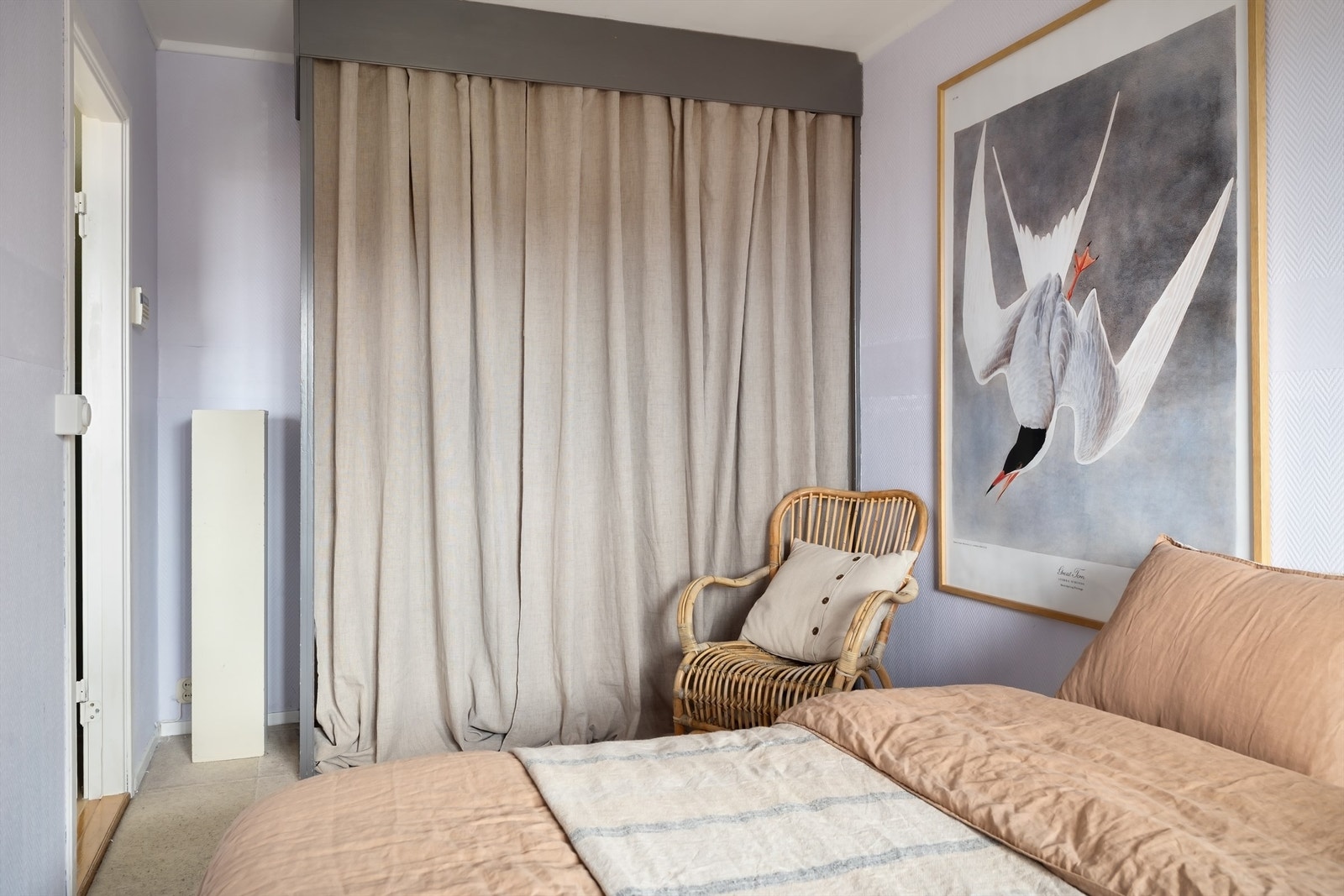 Rommet har god lagringskapasitet i garderobe Galleribilde