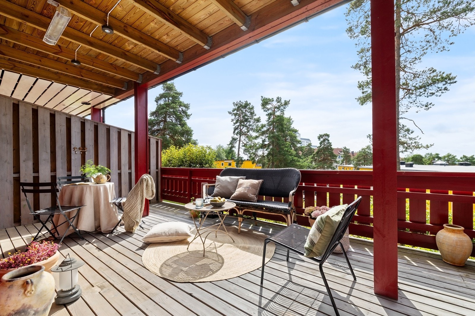 Deler av terrassen er overbygget av balkongen over, som gjør uteplassen fullt brukbar også på dager hvor været ikke optimalt! Galleribilde