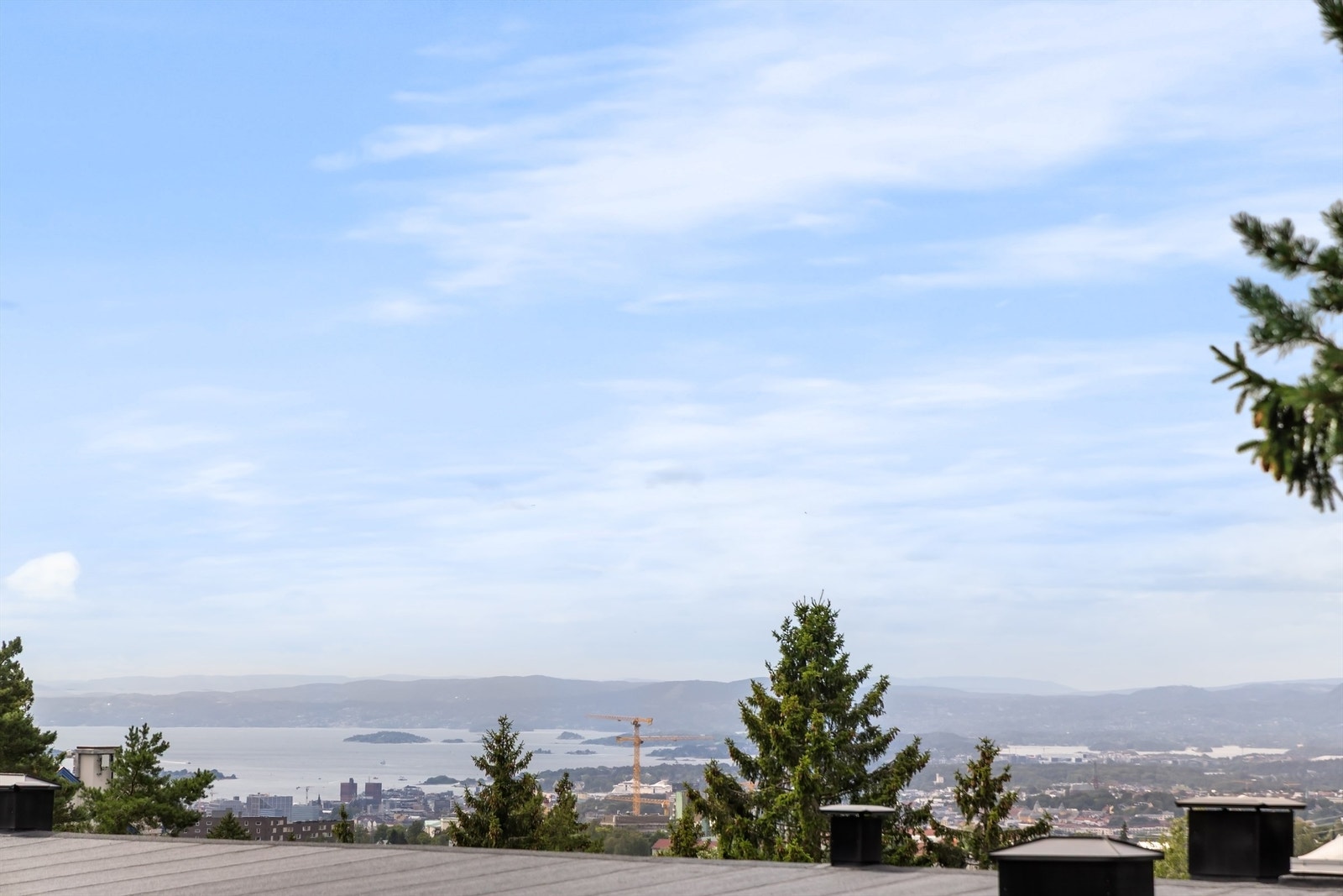 Her bor du helt i markagrensen med flott utsikt utover blant annet Oslofjorden Galleribilde