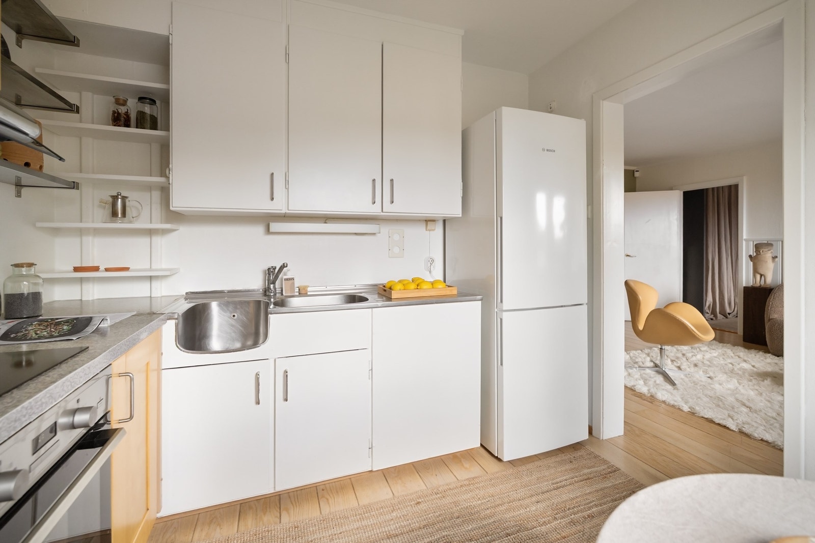 Vifte til felles kanal over keramisk platetopp med stekeovn og frittstående kjøleskap Galleribilde