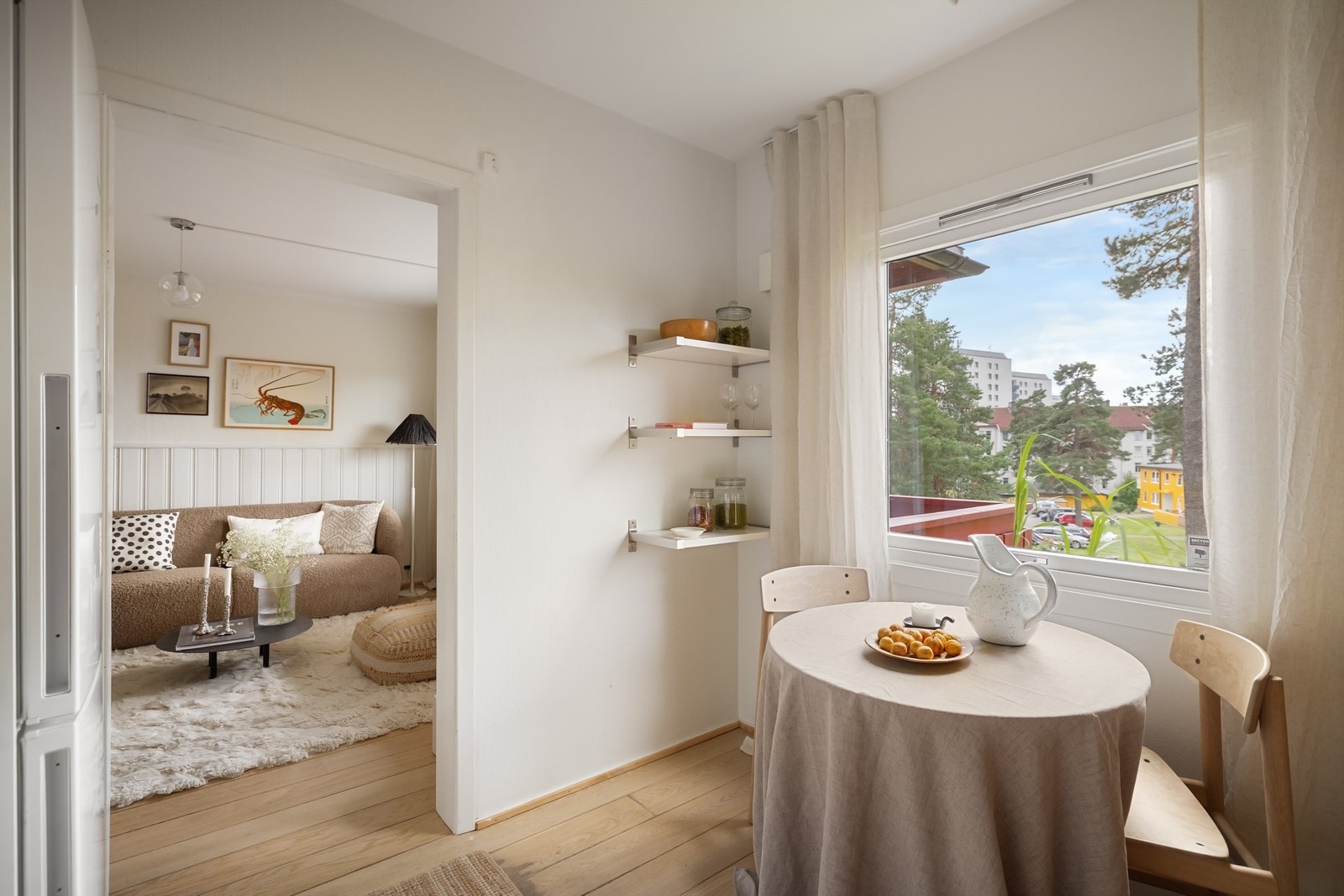 De generøse vindusflatene slipper inn godt med lys og skaper en hyggelig atmosfære Galleribilde