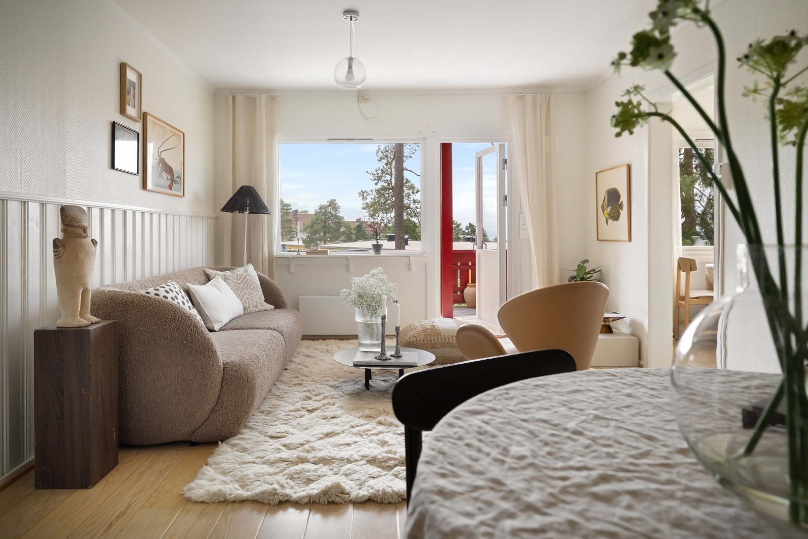 Det første som møter deg er store vindusflater og balkongdør med frodig utsikt som gir en god atmosfære Galleribilde