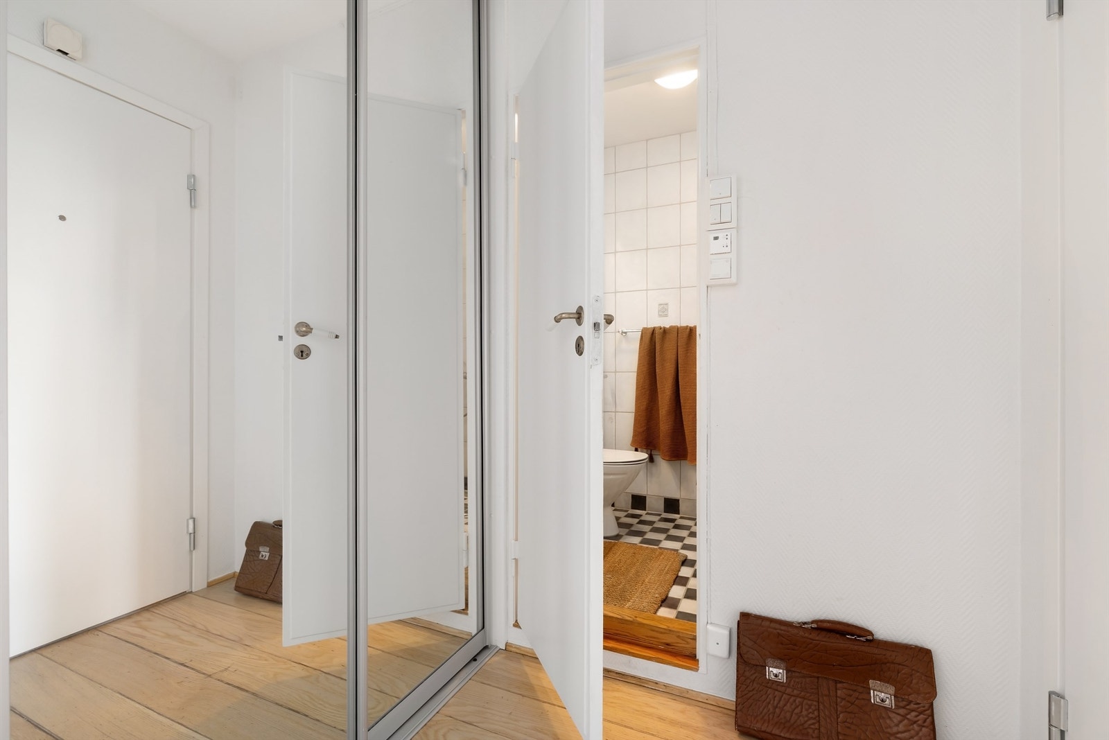 God lagringskapasitet i plassbygd skyvedørsgarderobe med speildører Galleribilde