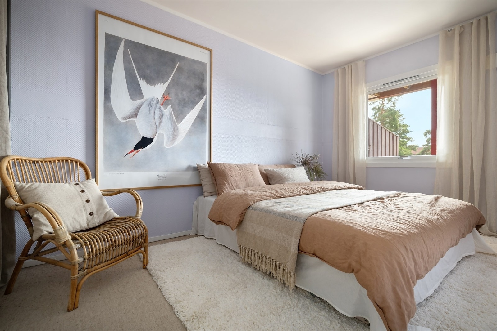 Soverom av god størrelse med plass til dobbeltseng og tilhørende nattbord Galleribilde