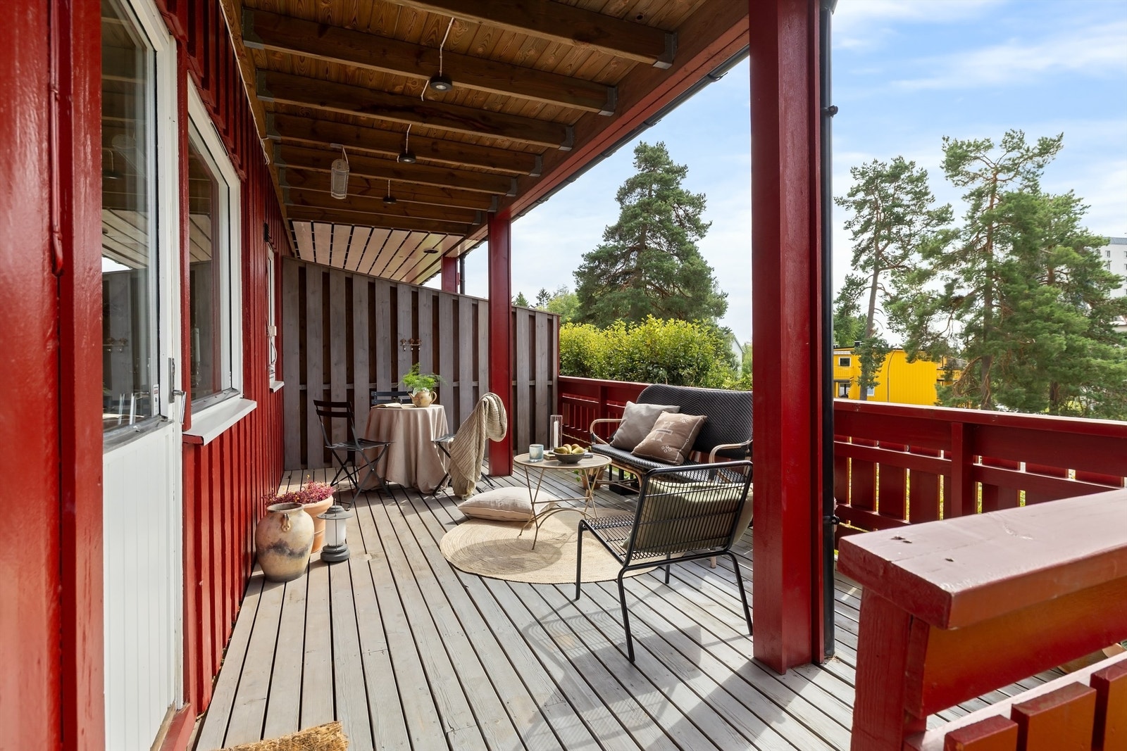 Her er det god plass til utemøblement som både sittegruppe og grill - det er tillatt med el- og eller gassgrill Galleribilde