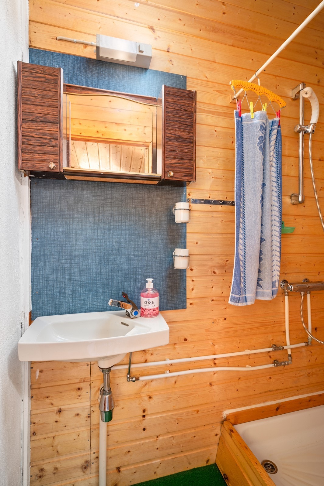 Enkelt innredet dusjbad. Galleribilde