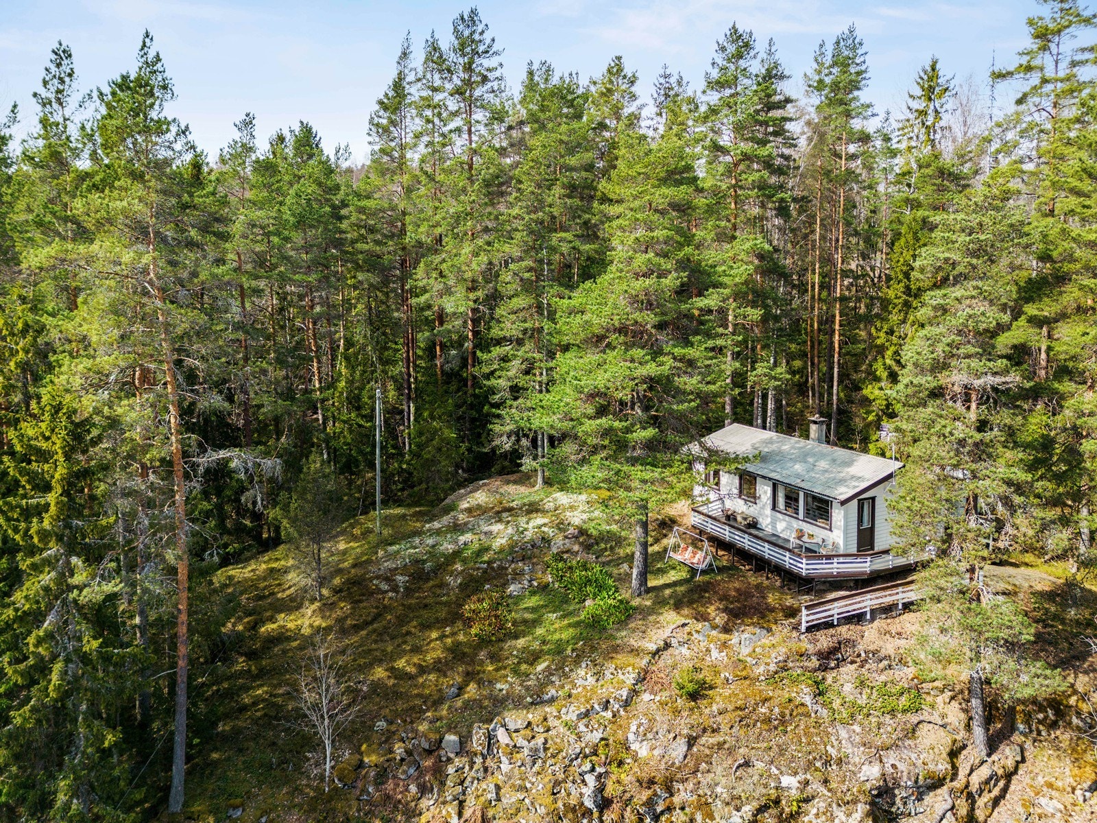 Fritidsboligen ligger høyt plassert på toppen av eiendommen. Galleribilde