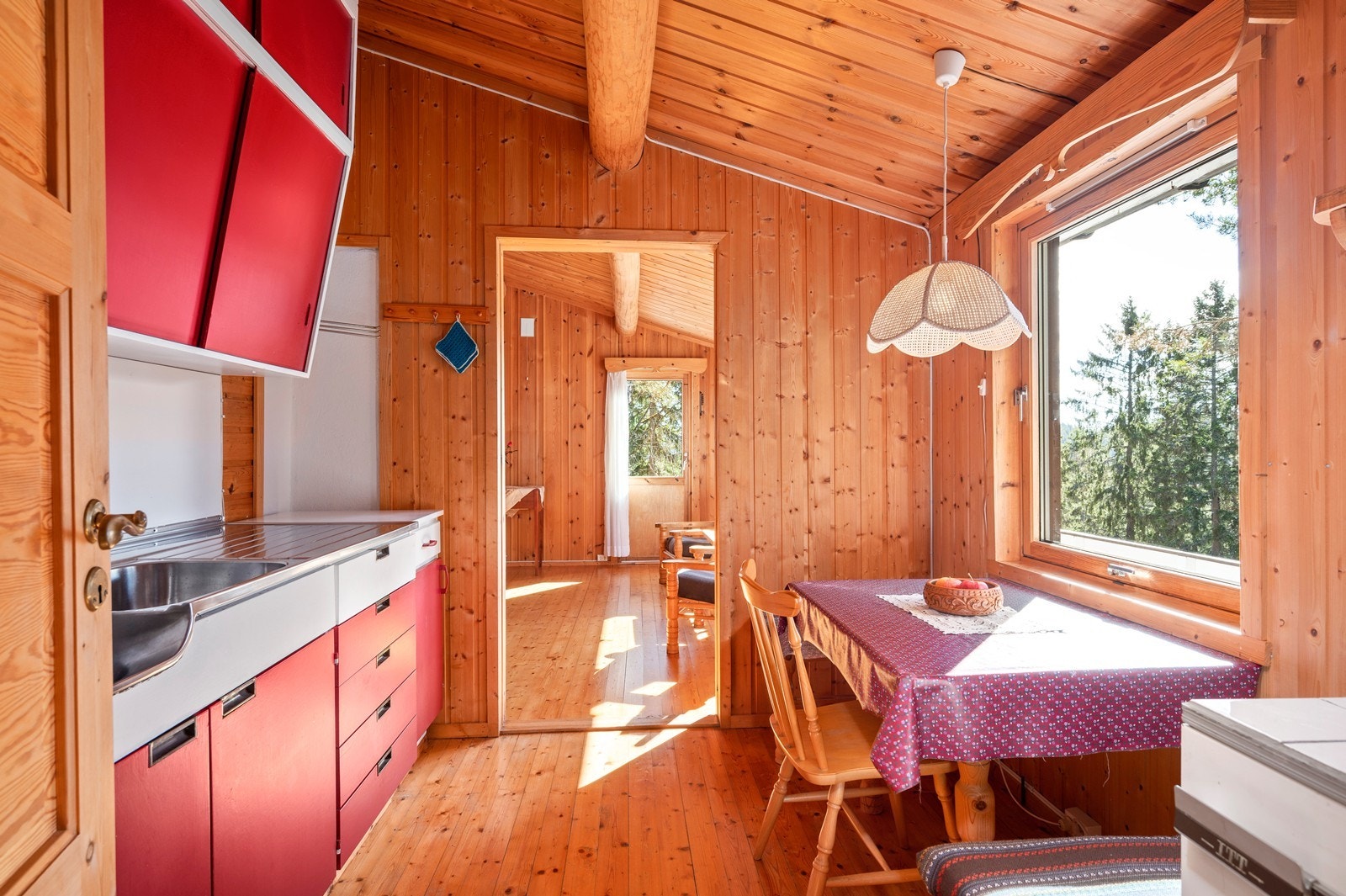 Original og sjarmerende kjøkkeninnredning Galleribilde