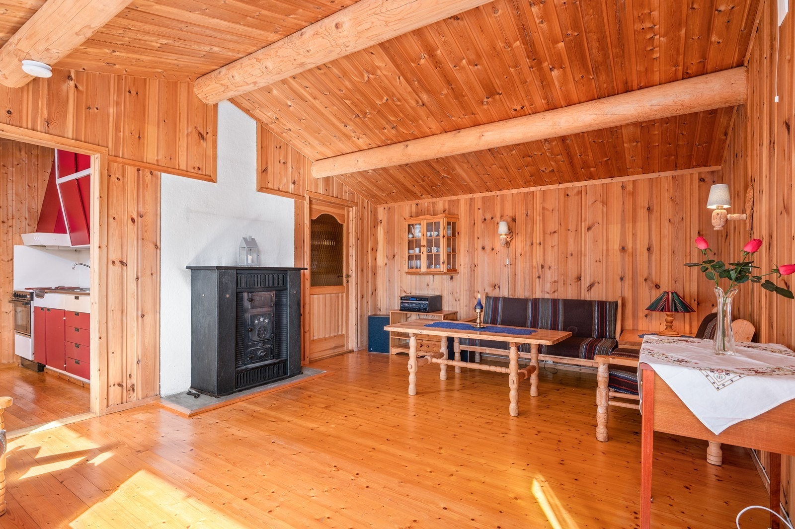 Stue med adkomst til kjøkken. Galleribilde