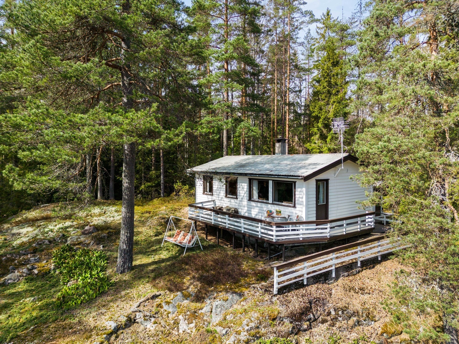 Fritidsboligen ligger høyt plassert på tomten med et åpent utsyn og lite innsyn. Galleribilde