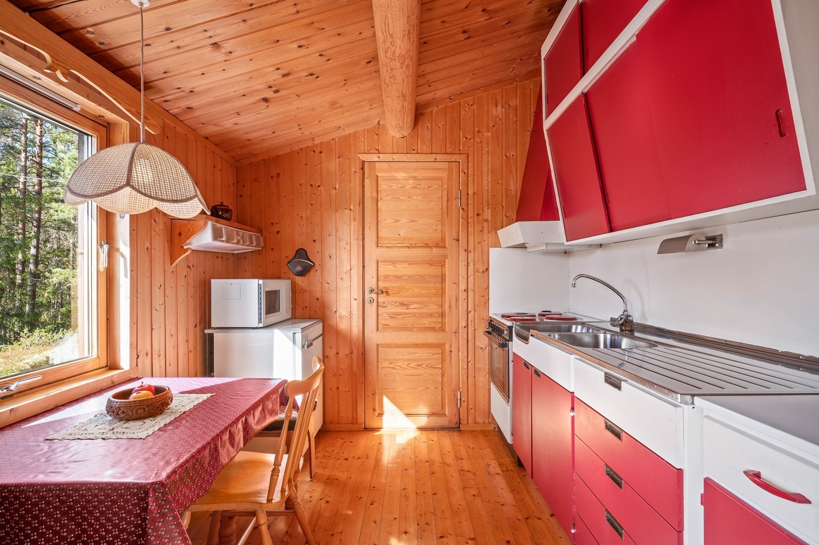 Kjøkken med avsatt plass til et lite spisebord. Galleribilde