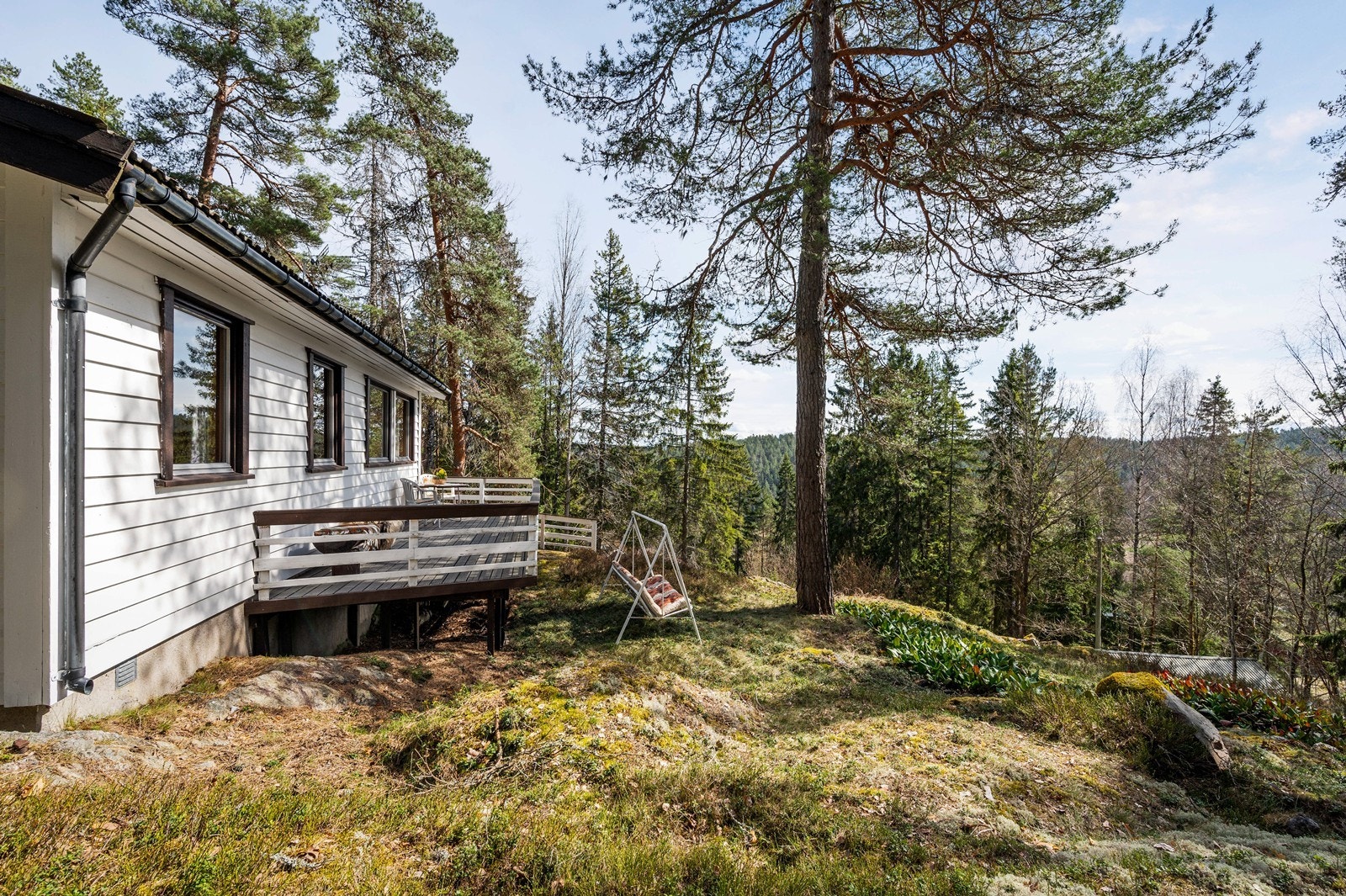 Terrasse og solrik tomt med åpent utsyn og lite innsyn. Galleribilde
