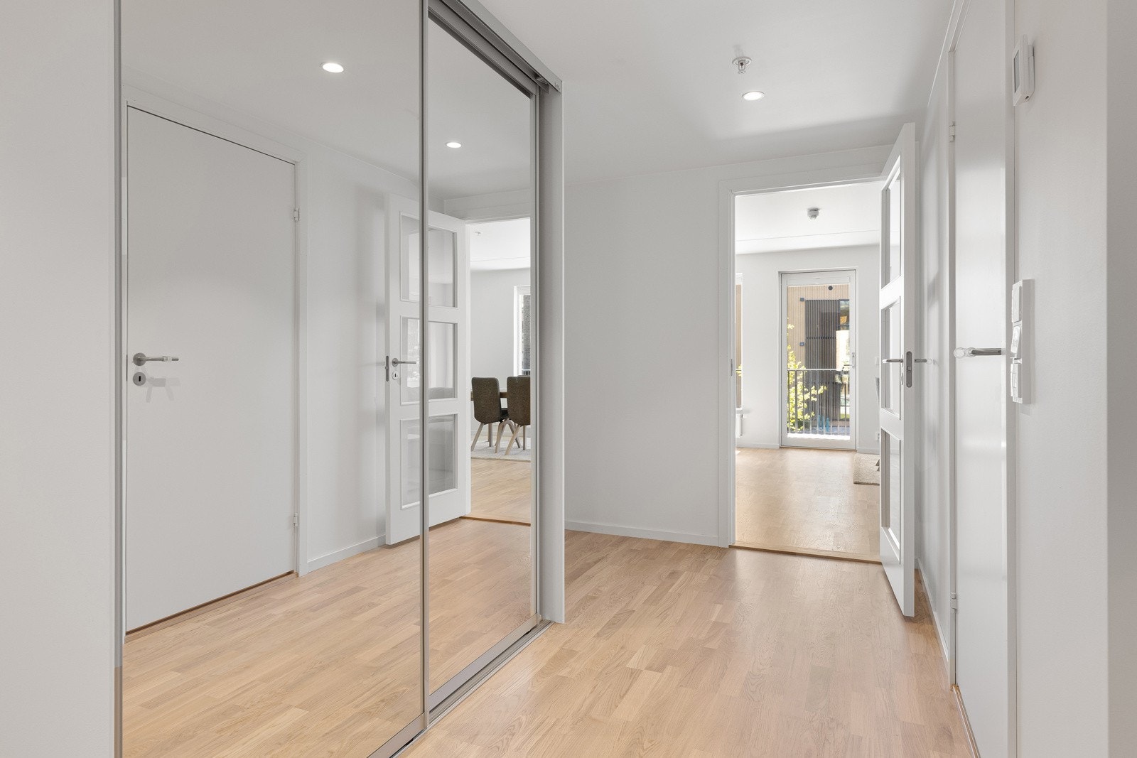 Gang med skyvedørsgarderobe med speilfronter Galleribilde