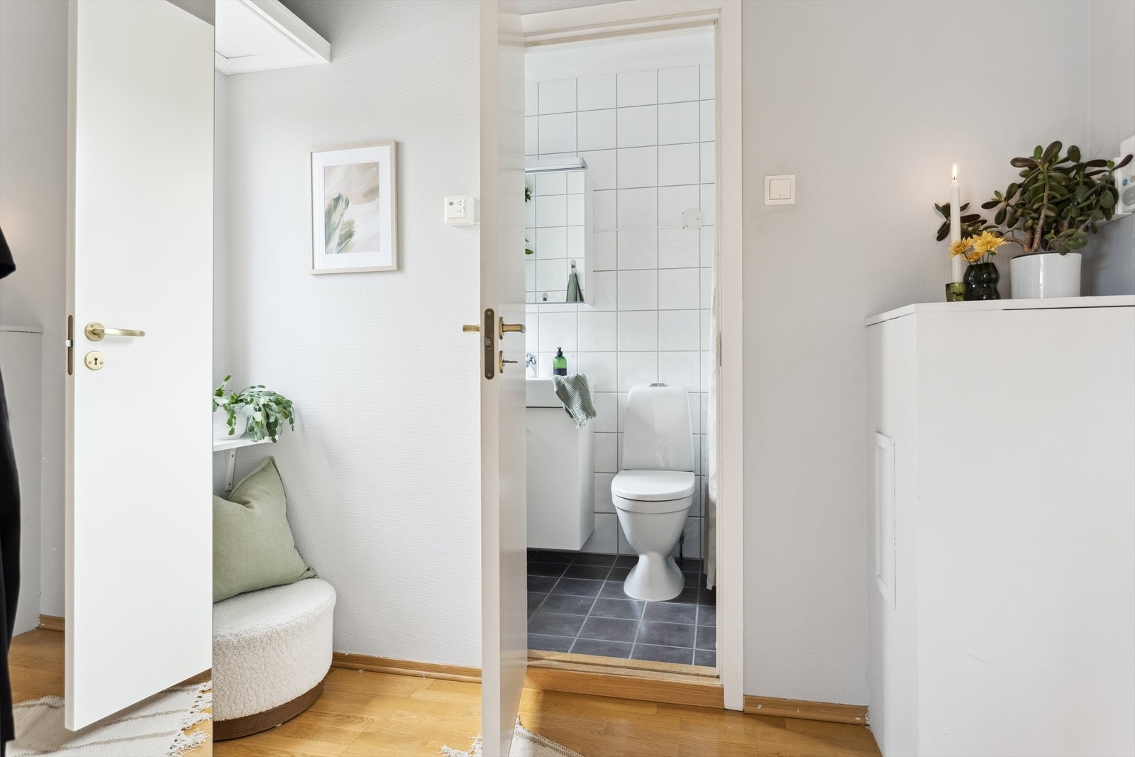 Det er også lagt til rette for garderobe i entreen - 4 m². Galleribilde