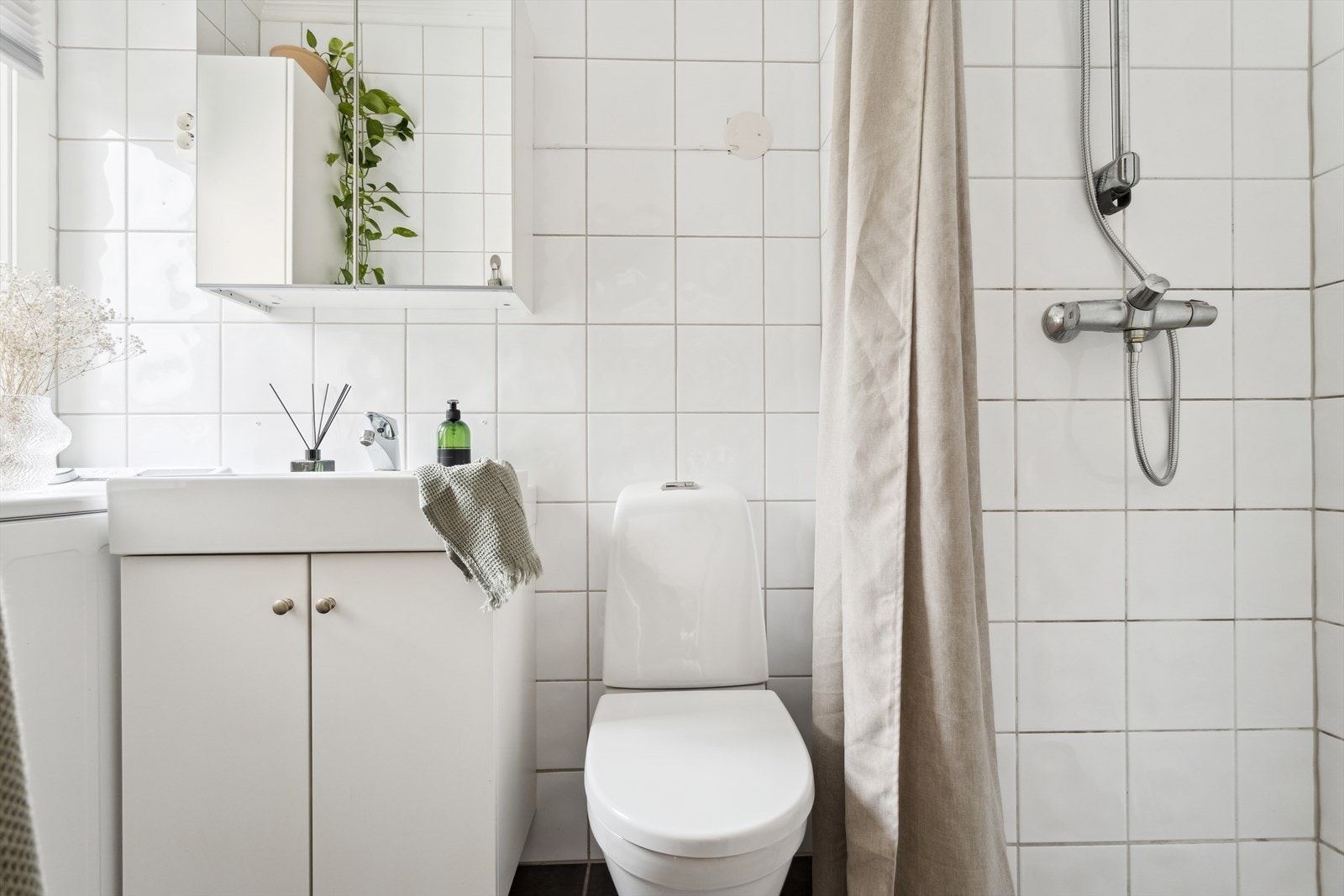 Fra entreen nås leilighetens baderom som er på 2,8 m². Her får man plass til alt man trenger. Galleribilde