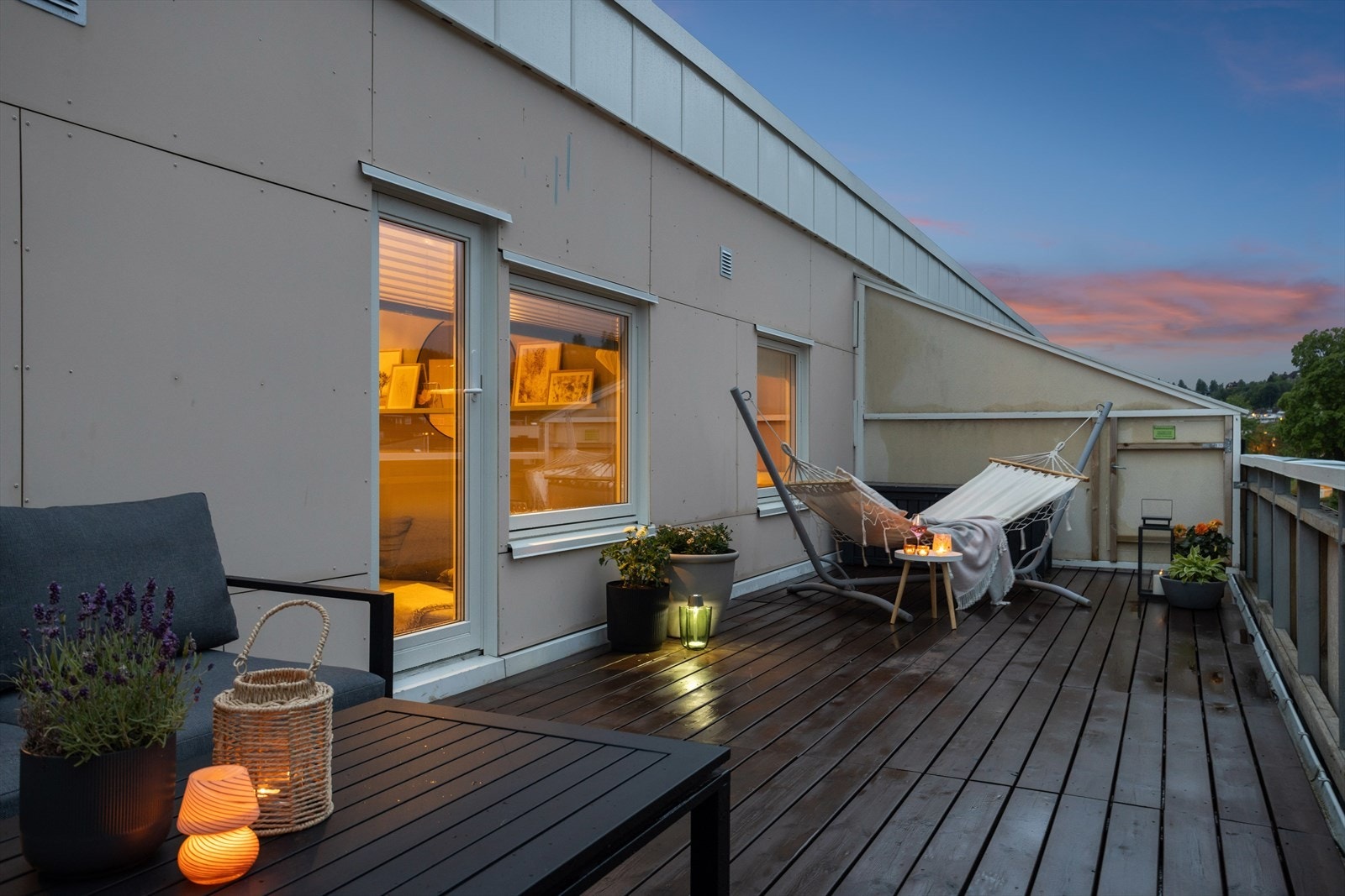 Attraktivt beliggende 2- roms andelsleilighet med romslig takterrasse på hele 28 kvm med gode sol- og utsiktsforhold! Galleribilde