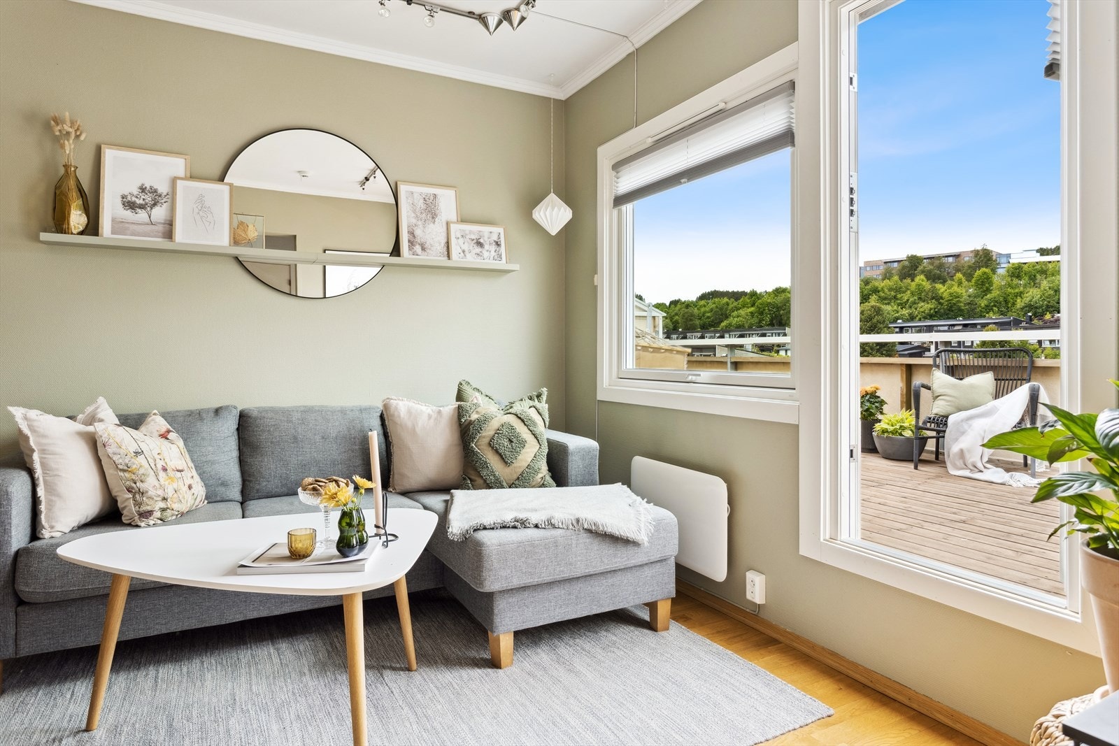 Det er god plass til sofagruppe og spisestue. Galleribilde