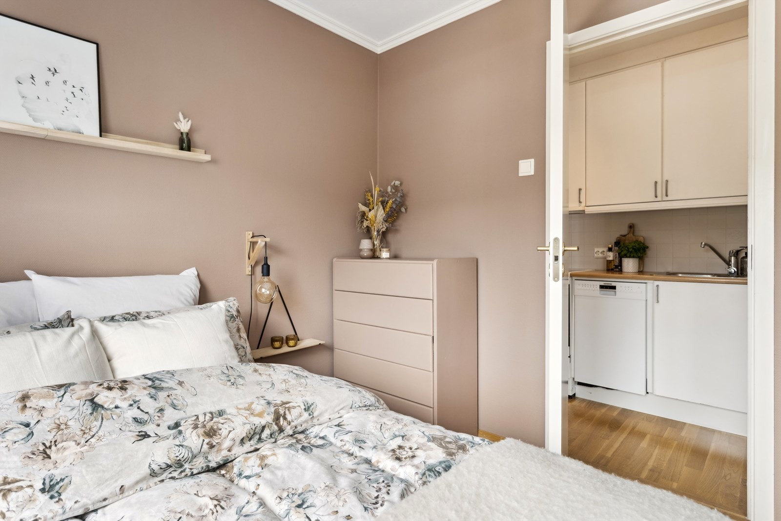Soverommet er på 7,8 m² og har god plass til ønsket innredning. Galleribilde