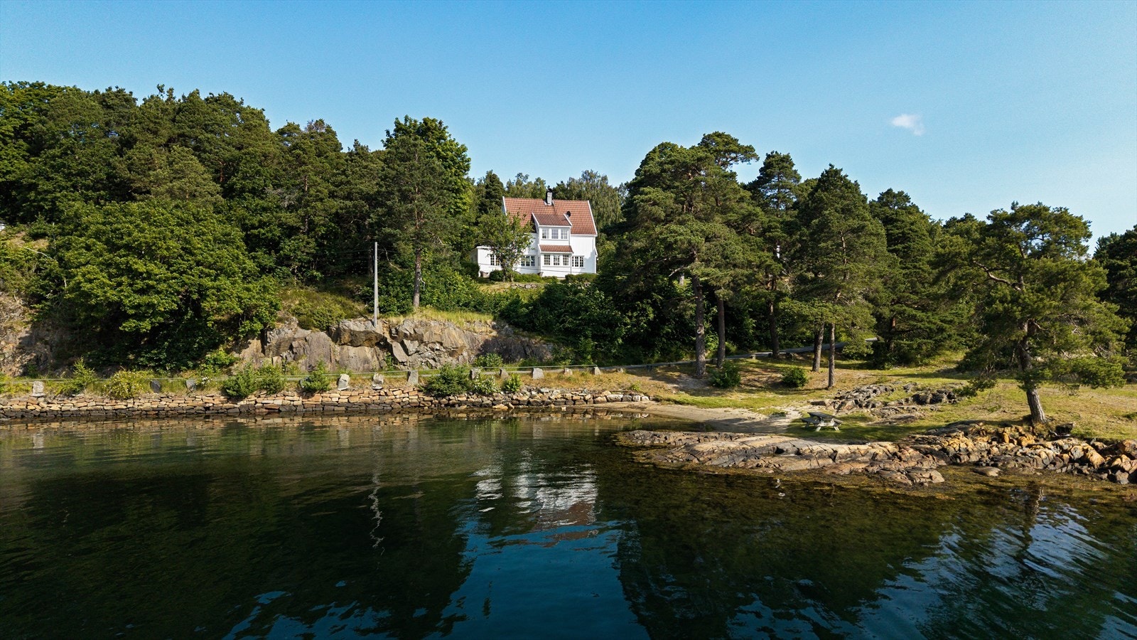 Boligen sett fra sjøen - det er sandstrand og friareal rett nedenfor boligen Galleribilde