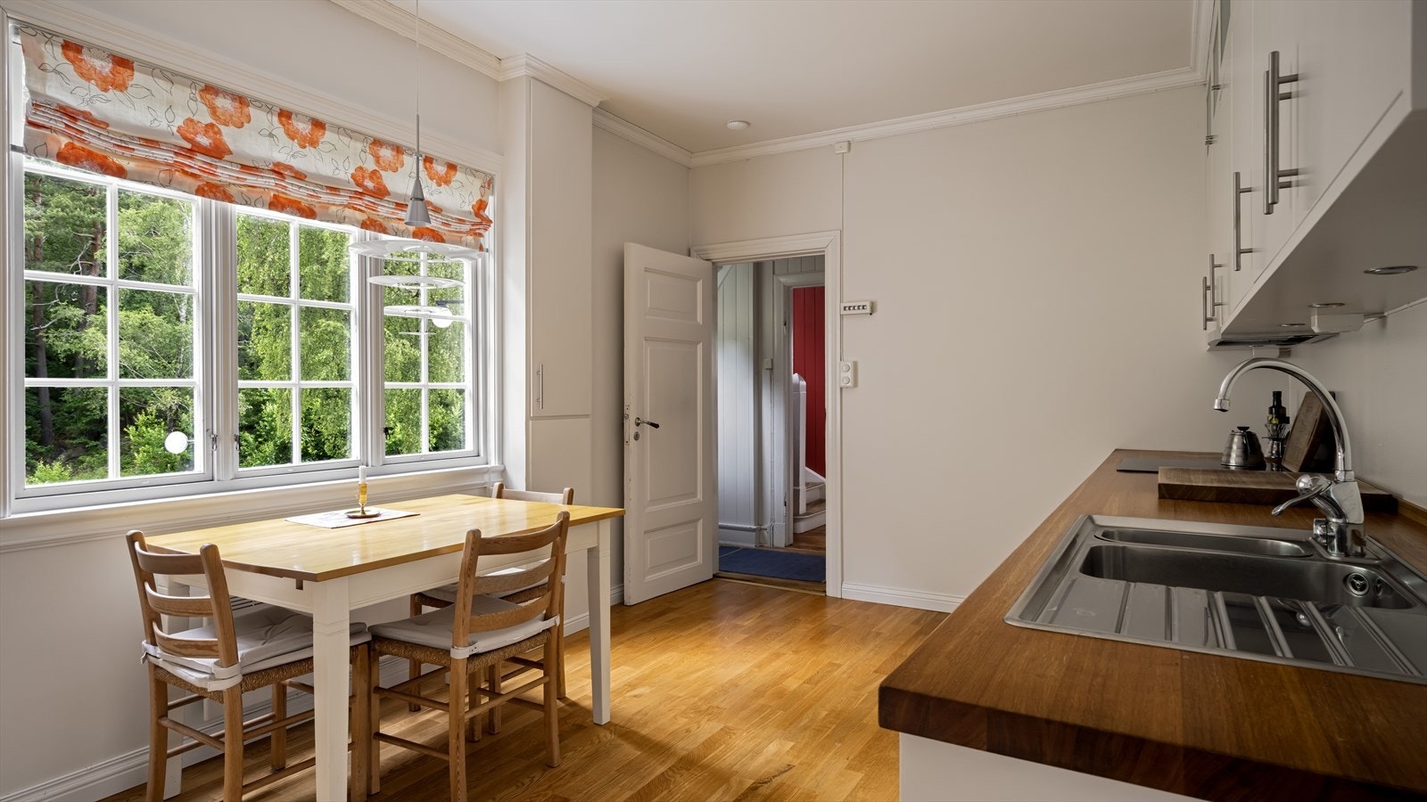 Her har man kjøkkeninngang Galleribilde