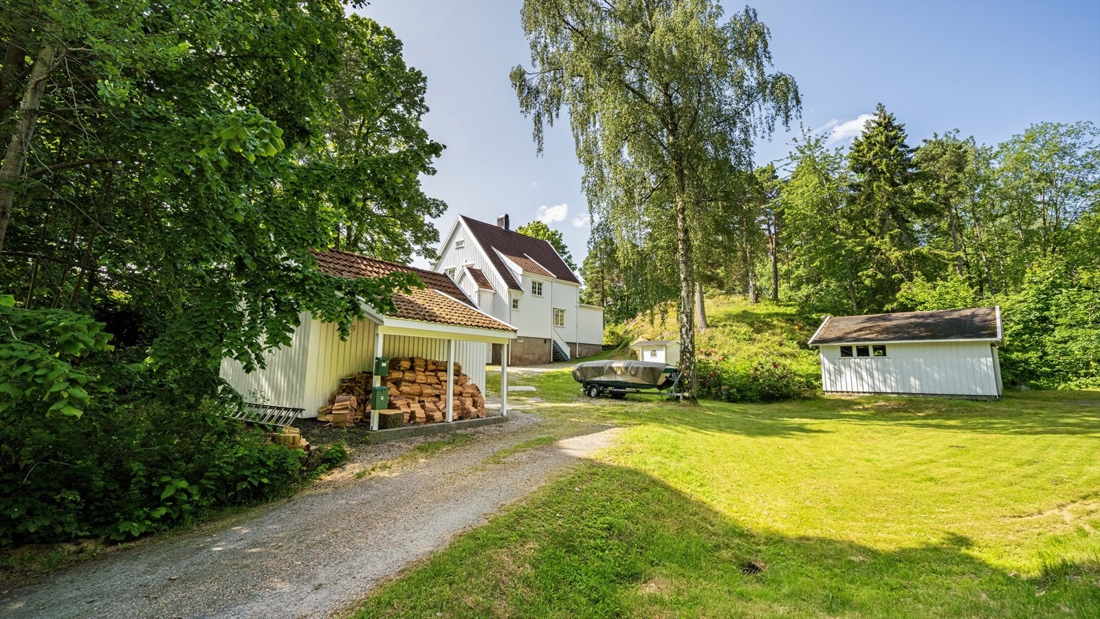 Flott eiendom som har ekstern bod som er isolert og har innlagt strøm og vann - garasje tilhører ikke eiendommen, men kan benyttes etter avtale med kommunen Galleribilde