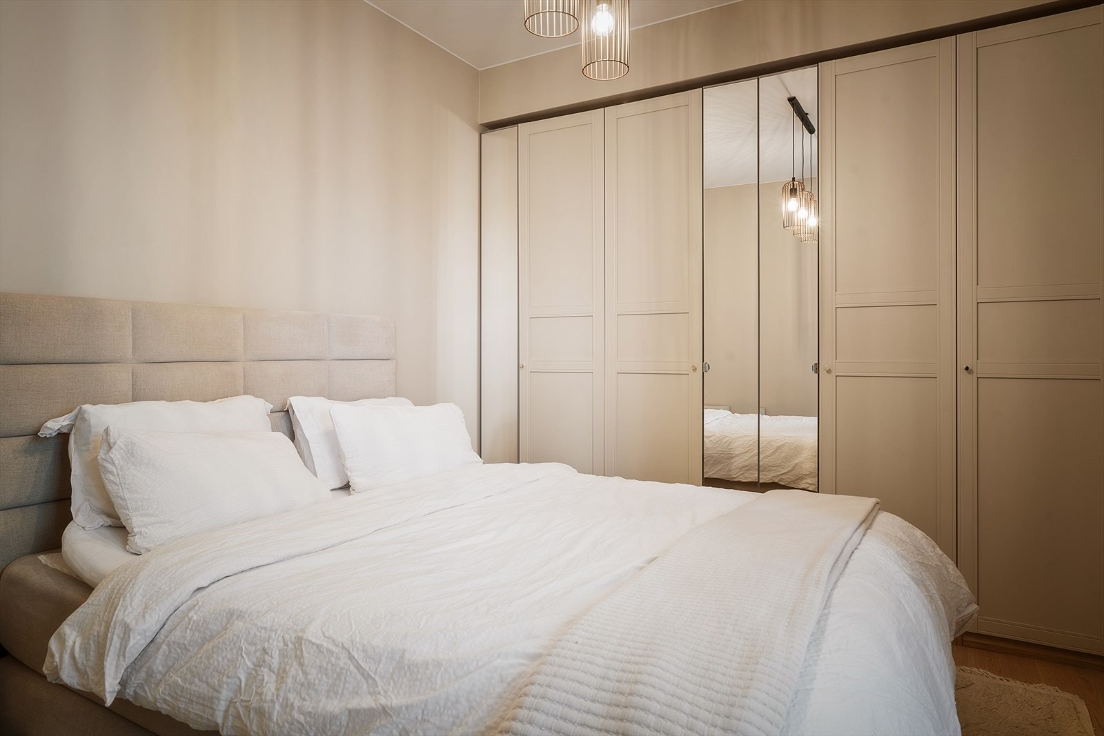 Romslig og luftig soverom med god plass til dobbeltseng med nattbord på begge sider. Galleribilde