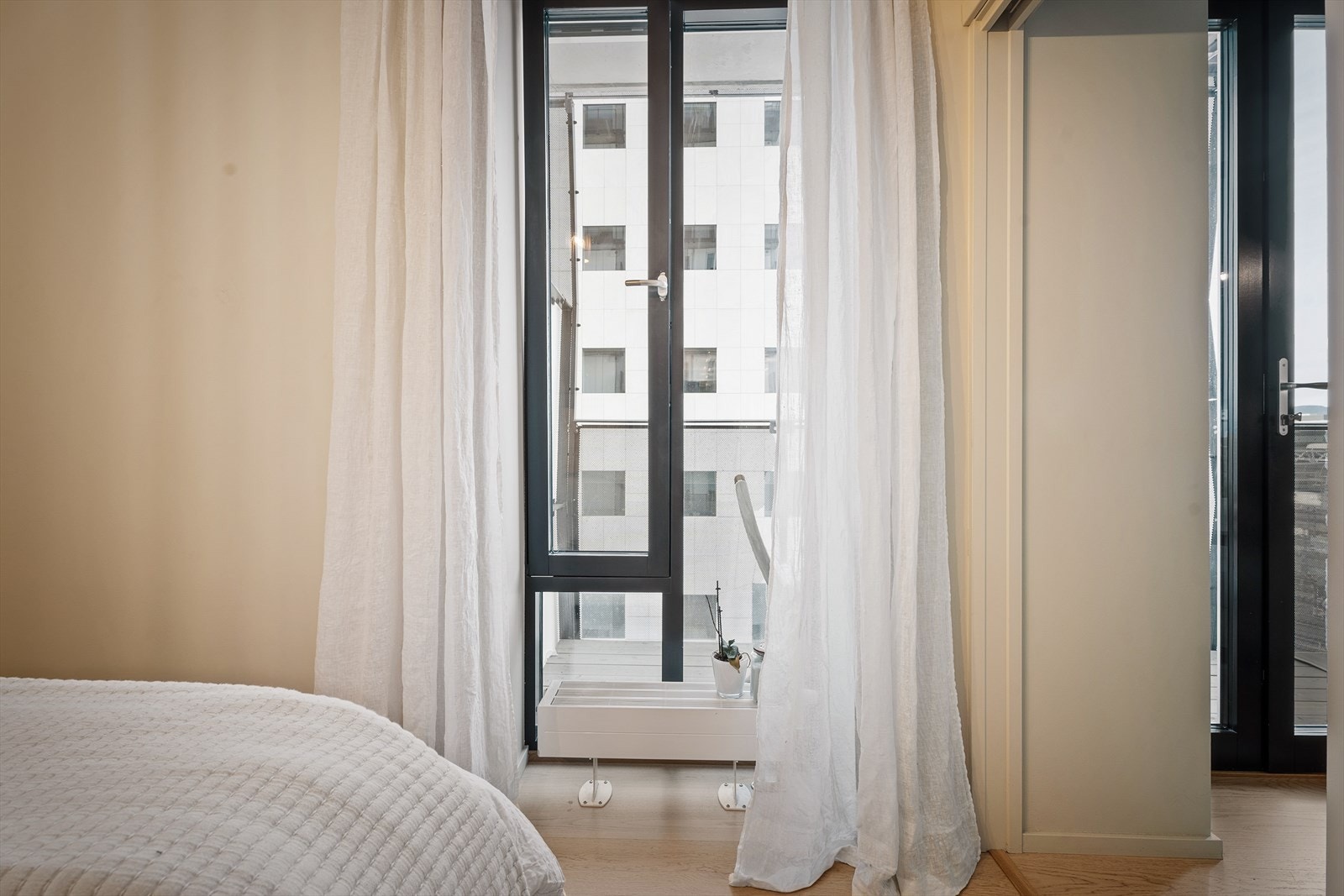 Store vinduer som gir godt med naturlig lys og bidrar til et lyst og behagelig sovemiljø. Galleribilde