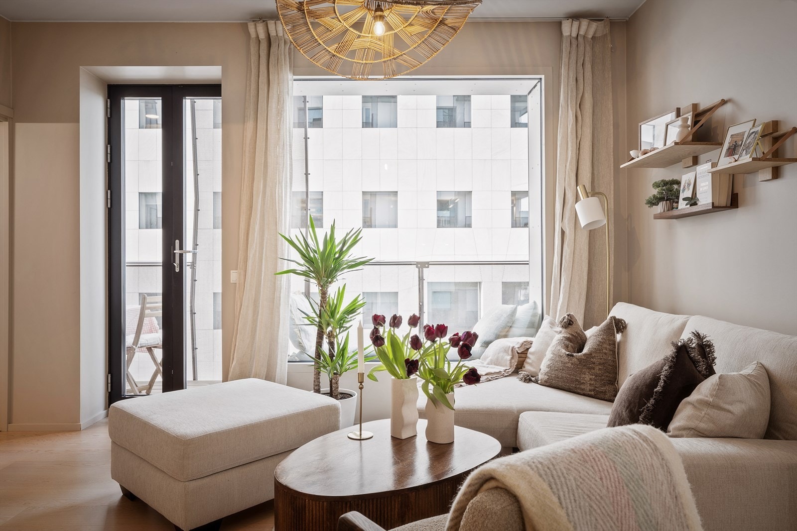 Leiligheten byr på kvaliteter som solrik nordvestvendt balkong, gjennomgående god standard og en fin planløsning. Galleribilde