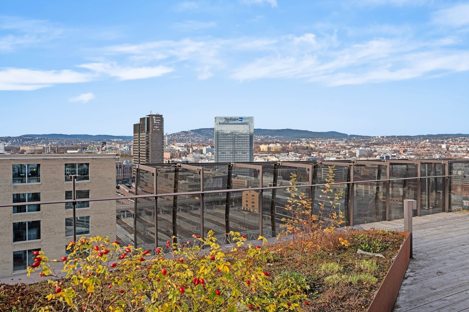 Her har du panorama utsikt ut over byen, noe som skiller seg ut fra andre takterrasser i området. Galleribilde