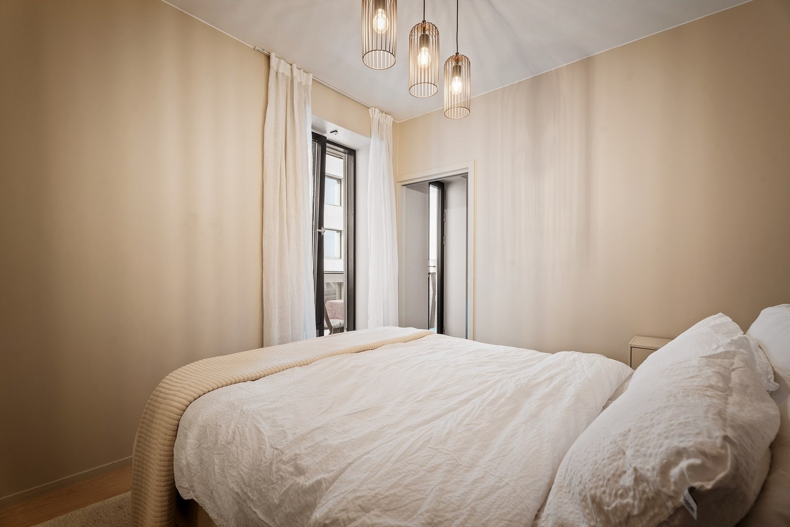 God oppbevaringsplass i romslig garderobeskap. Galleribilde