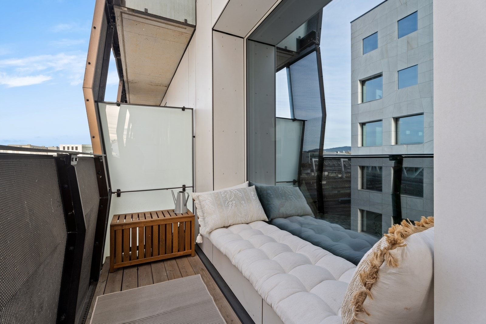 Flott solrik nordvestvendt balkong med god plass til diverse utemøbler. Galleribilde