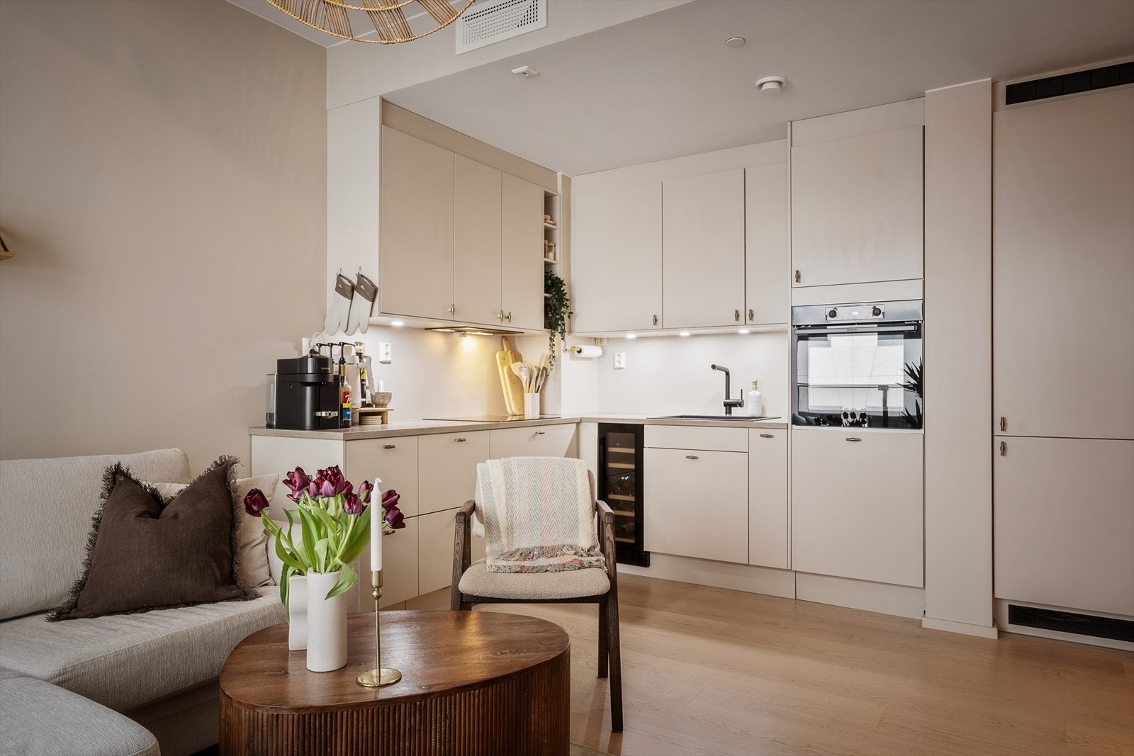 Åpen stue-/kjøkkenløsning skaper et sosialt oppholdsrom. Galleribilde