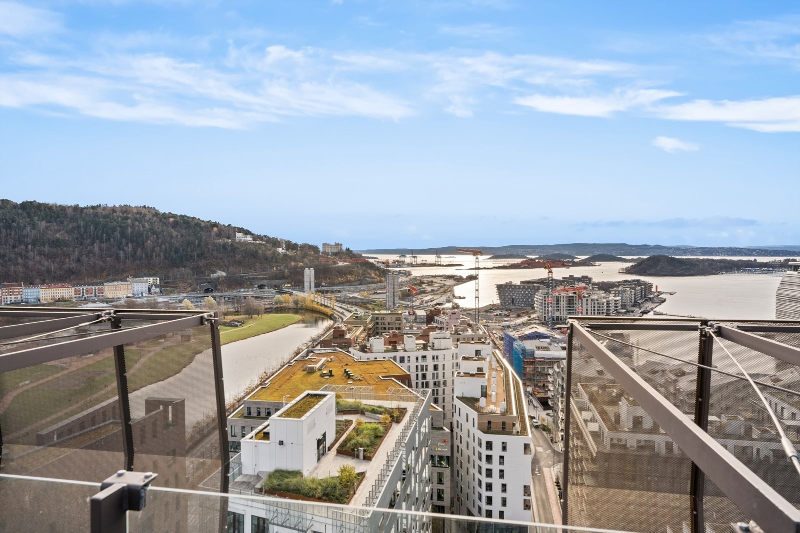 Nydelig utsikt fra felles takterrasse utover indre Oslofjord. Galleribilde