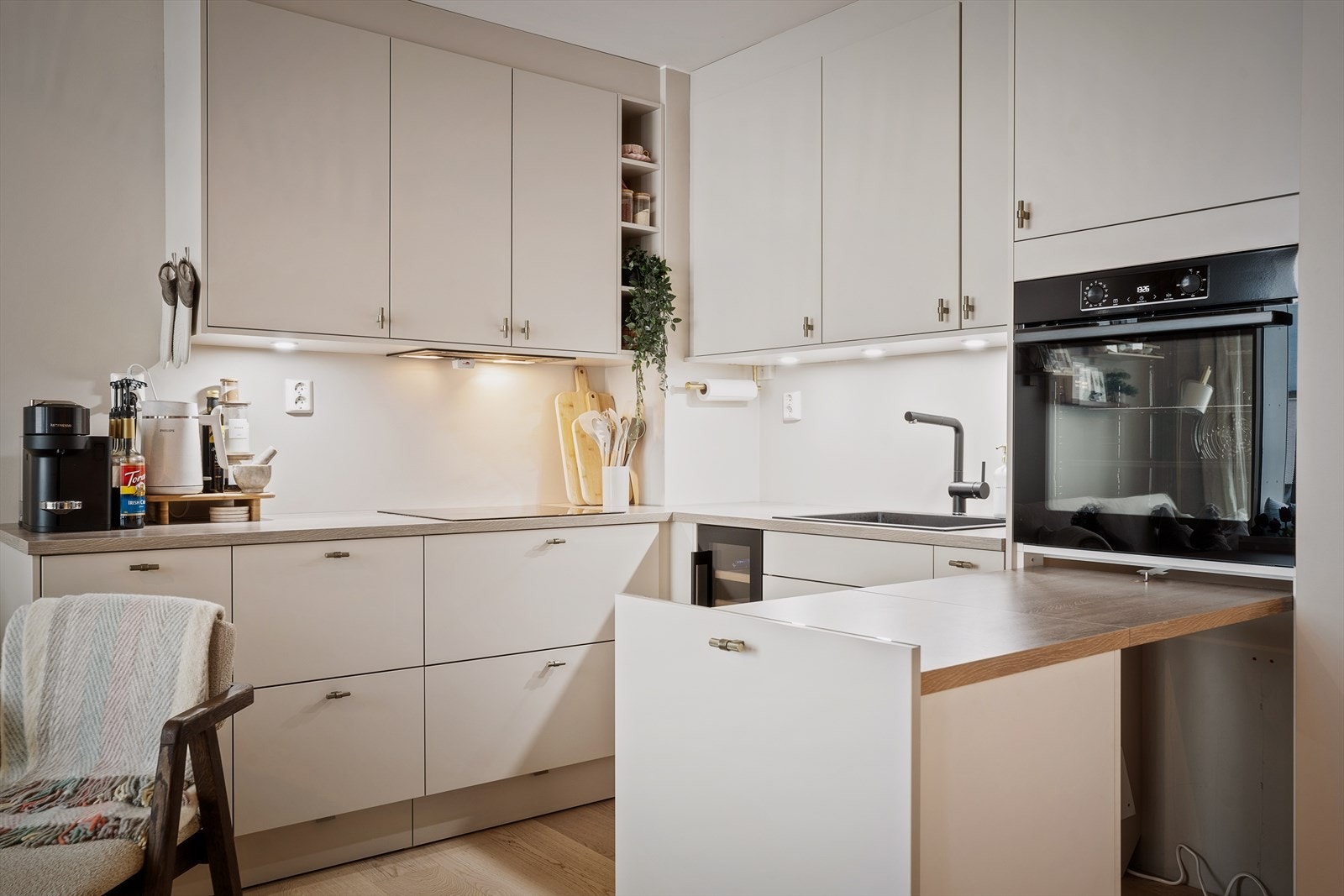 Kjøkkeninnredning med uttrekkbar benkeplate for ekstra arbeidsområde, laminat materiale og effektiv oppbevaring. Varmtvann og oppvarming er inkludert i felleskostnadene for og sikre lave driftsutgifter. Galleribilde