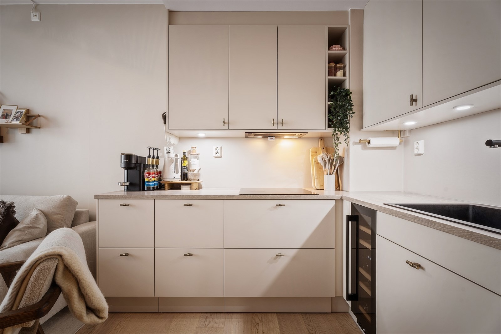 Moderne kjøkken med glatte fronter og laminat benkeplate. Galleribilde