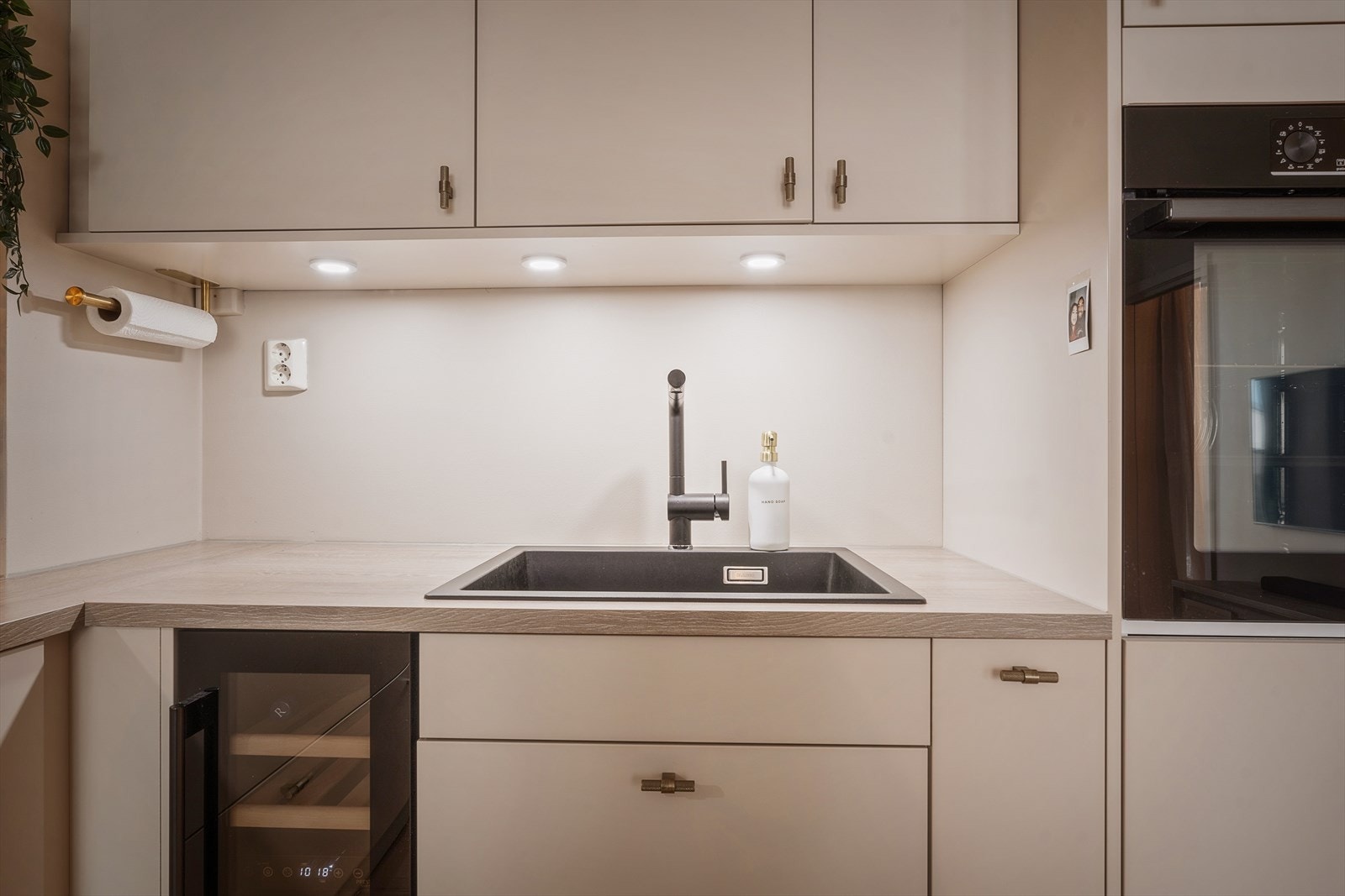 Nedfelt oppvaskkum i rustfritt stål og rikelig skapplass. Galleribilde