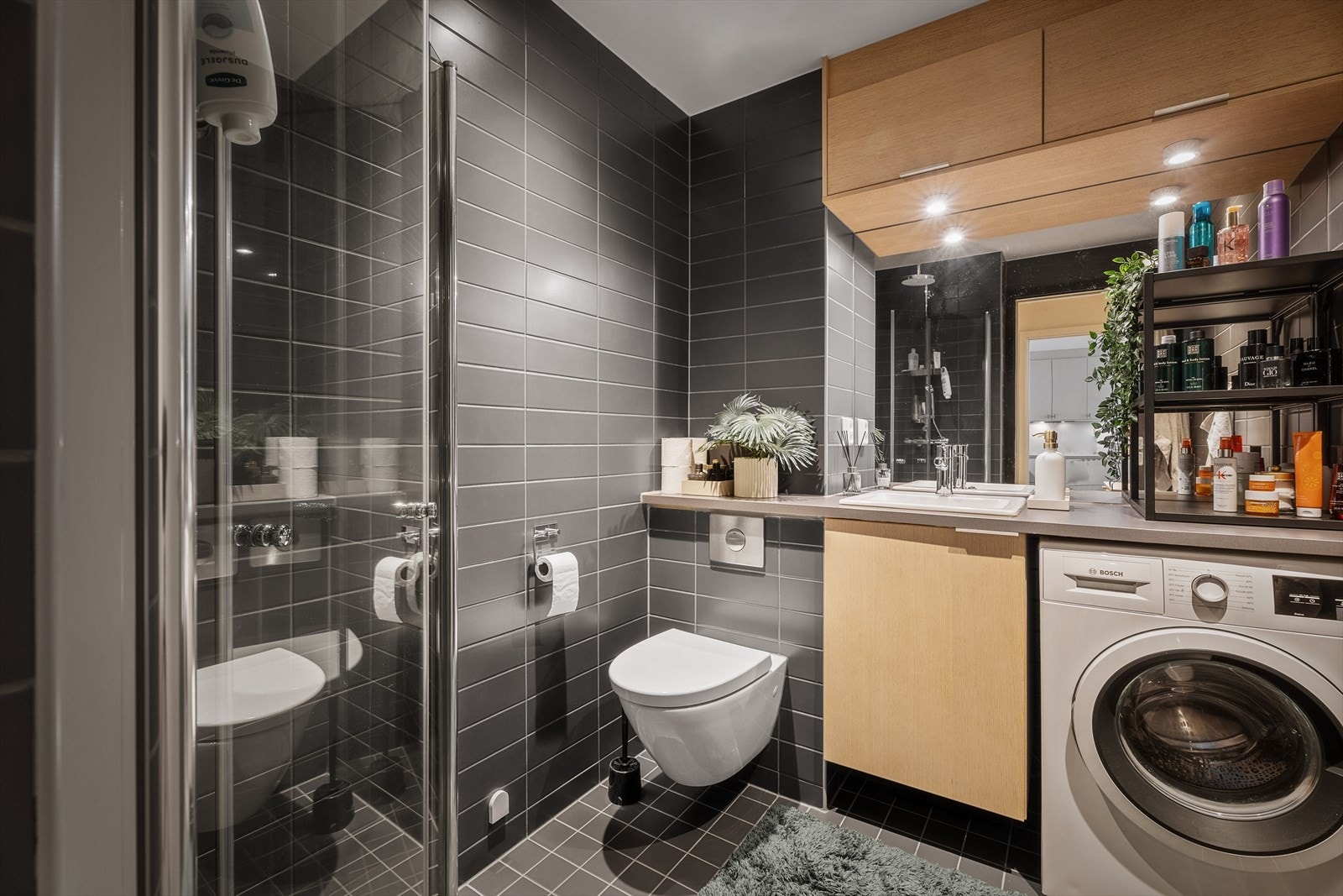 Pent flislagt bad fra byggeår med behagelig gulvvarme. Galleribilde