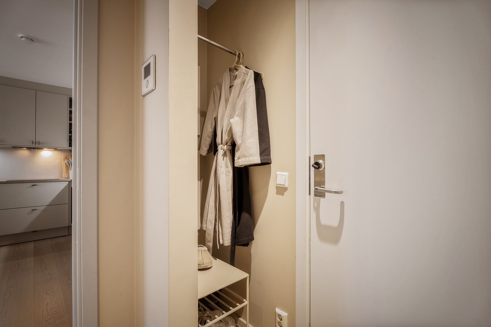 Det er gode muligheter for å henge fra seg yttertøy rett ved inngangsdøren. Galleribilde