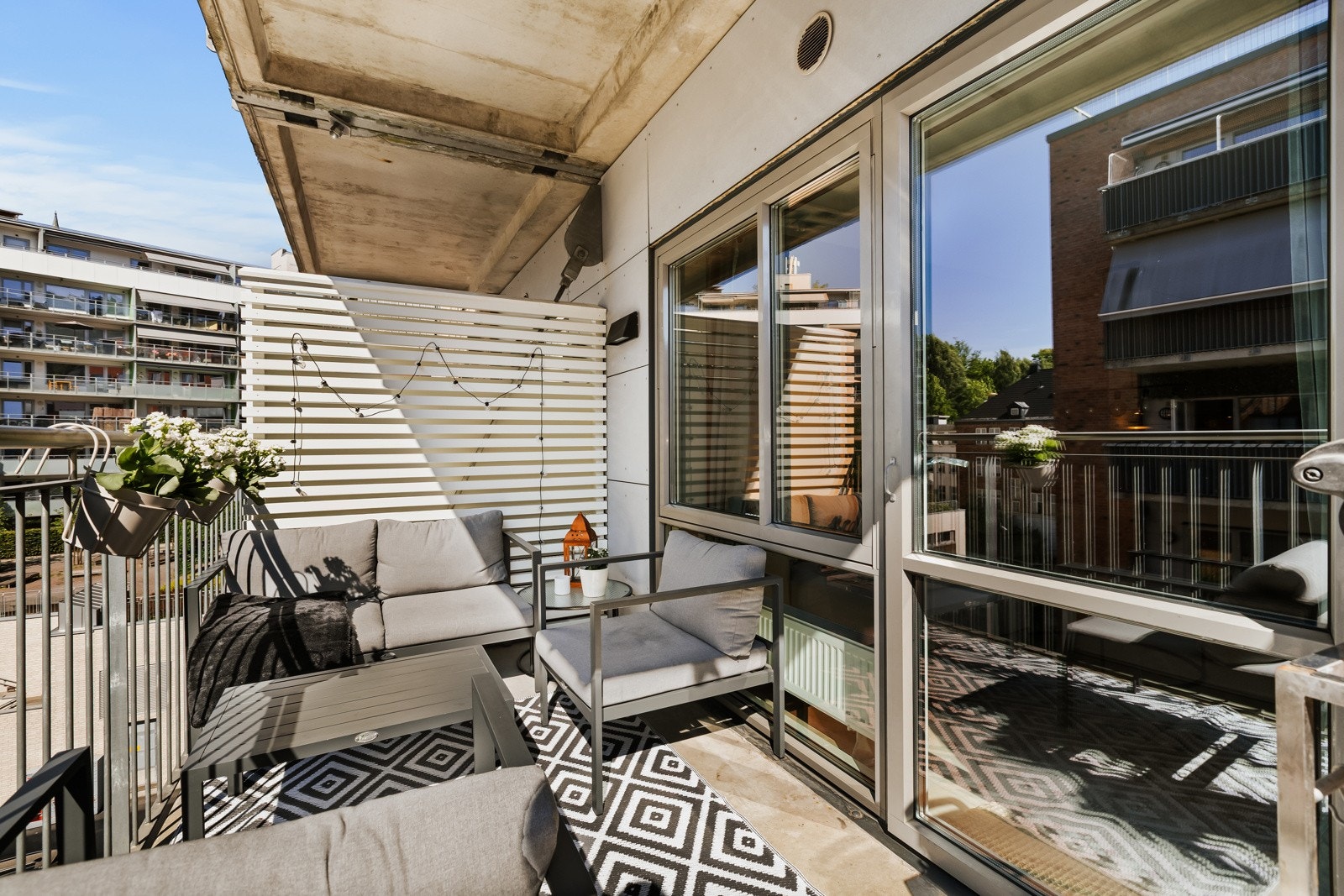 Balkongen gir deg en naturlig forlengelse av leiligheten og er en perfekt plass for avslapning utendørs Galleribilde
