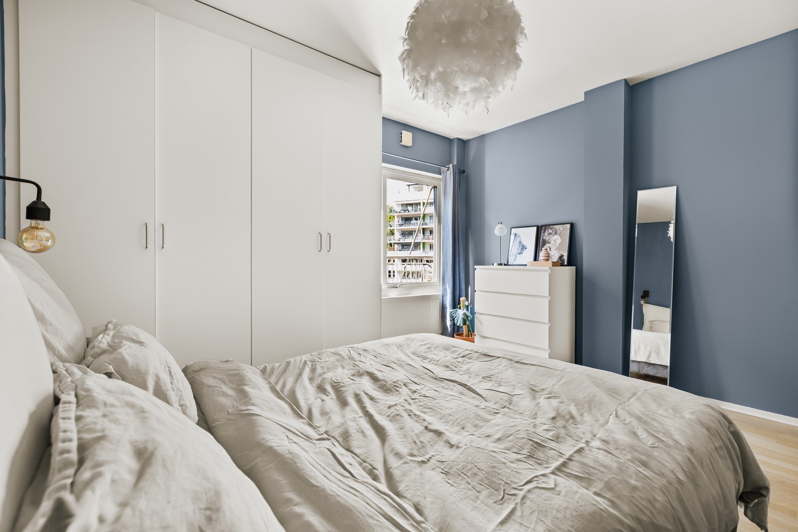 Her har man fint plass til dobbeltseng og en romslig garderobeløsning samt hjemmekontorløsning om ønskelig Galleribilde