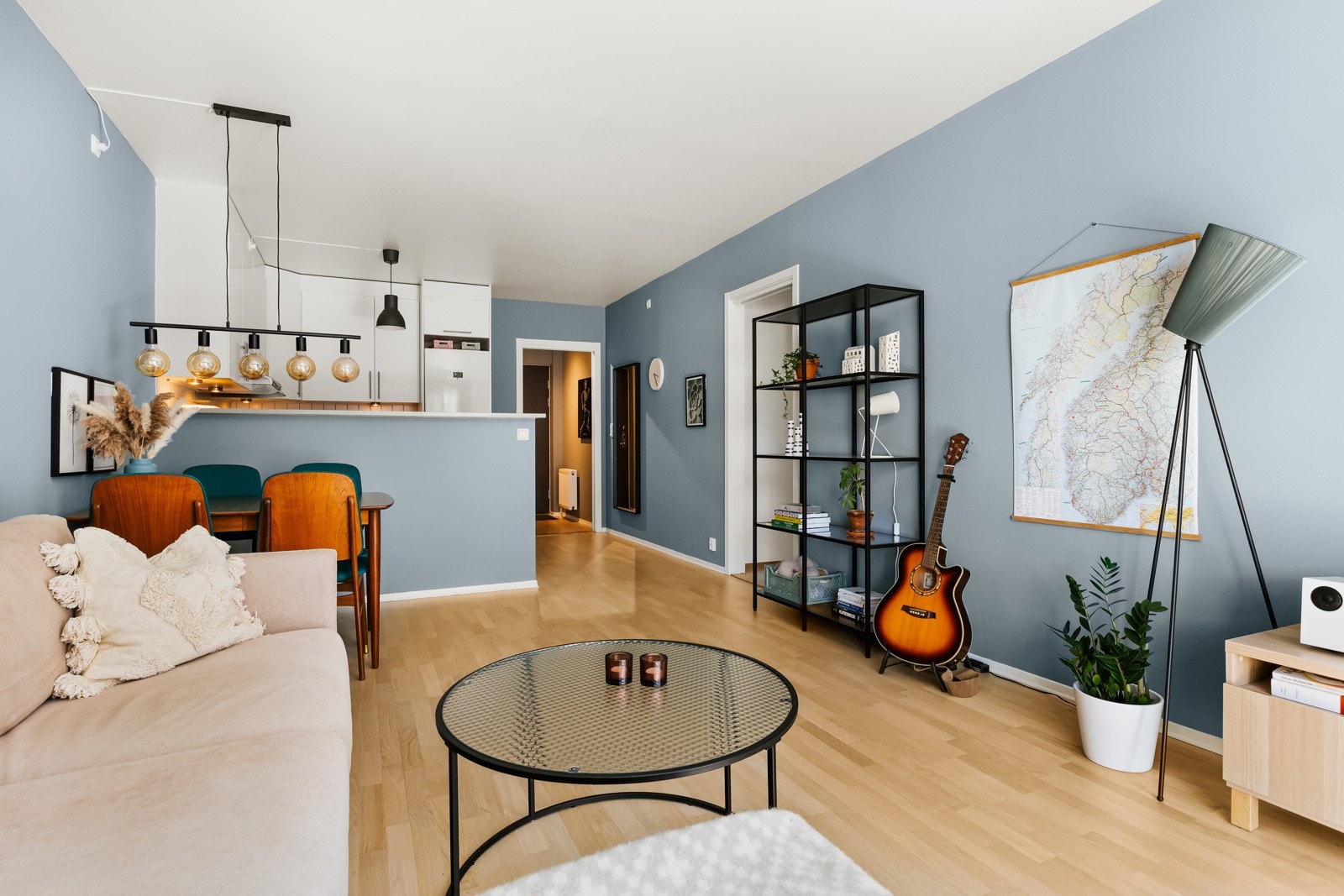 Åpen og luftig stueløsning mot kjøkken Galleribilde