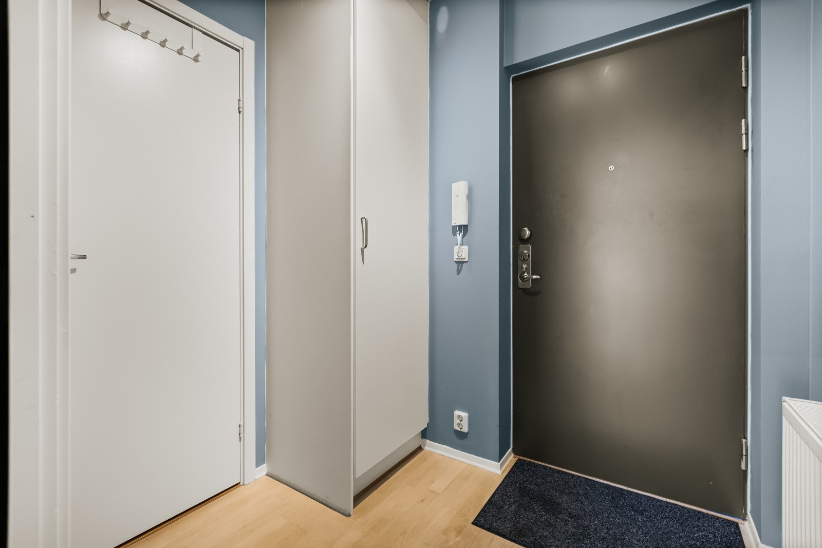 Innbydende entré/gang med praktisk løsning for oppbevaring av sko og yttertøy Galleribilde