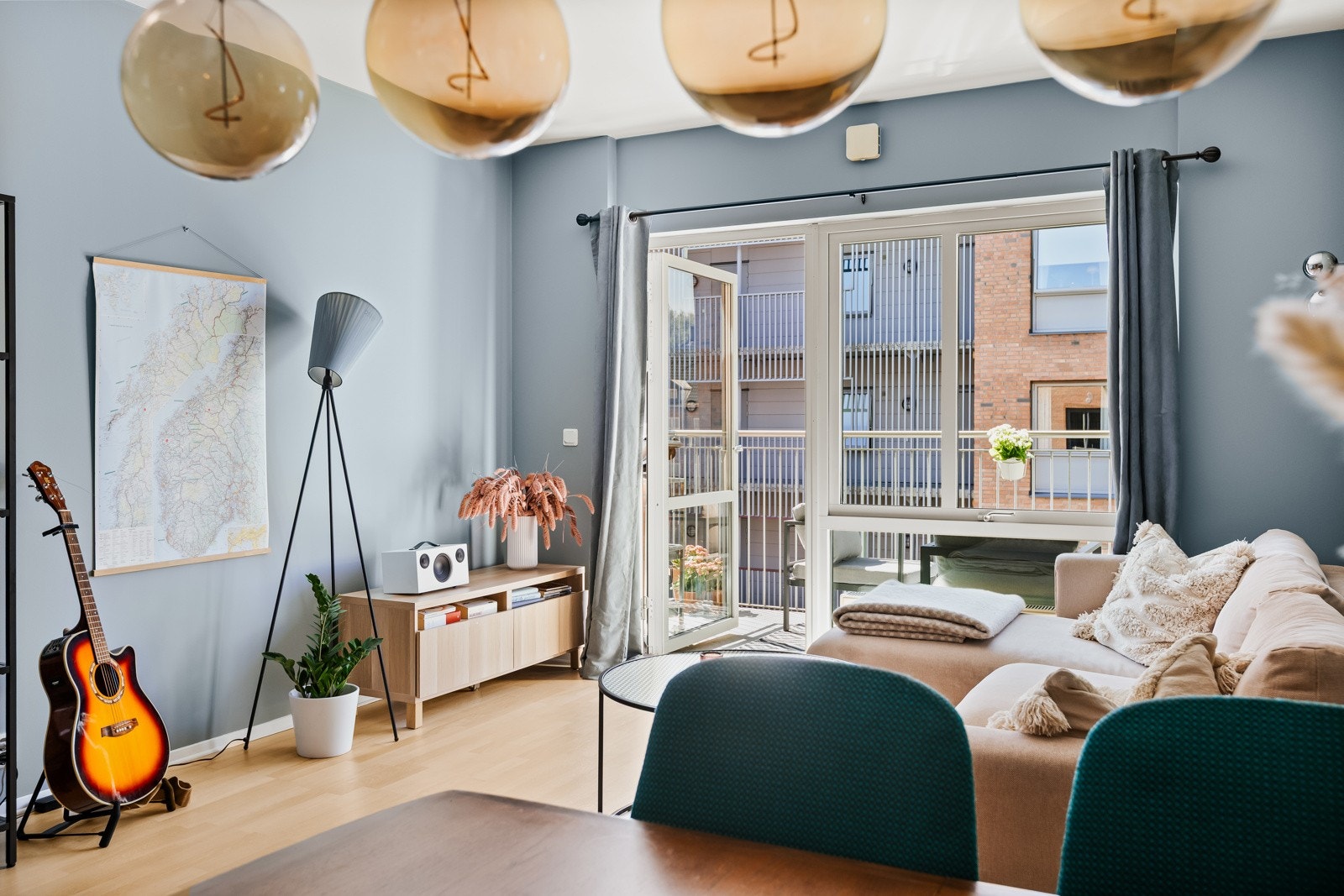 Velkommen til denne velholdte og romslige 2-romsleiligheten beliggende i Kværnerbyen! Galleribilde