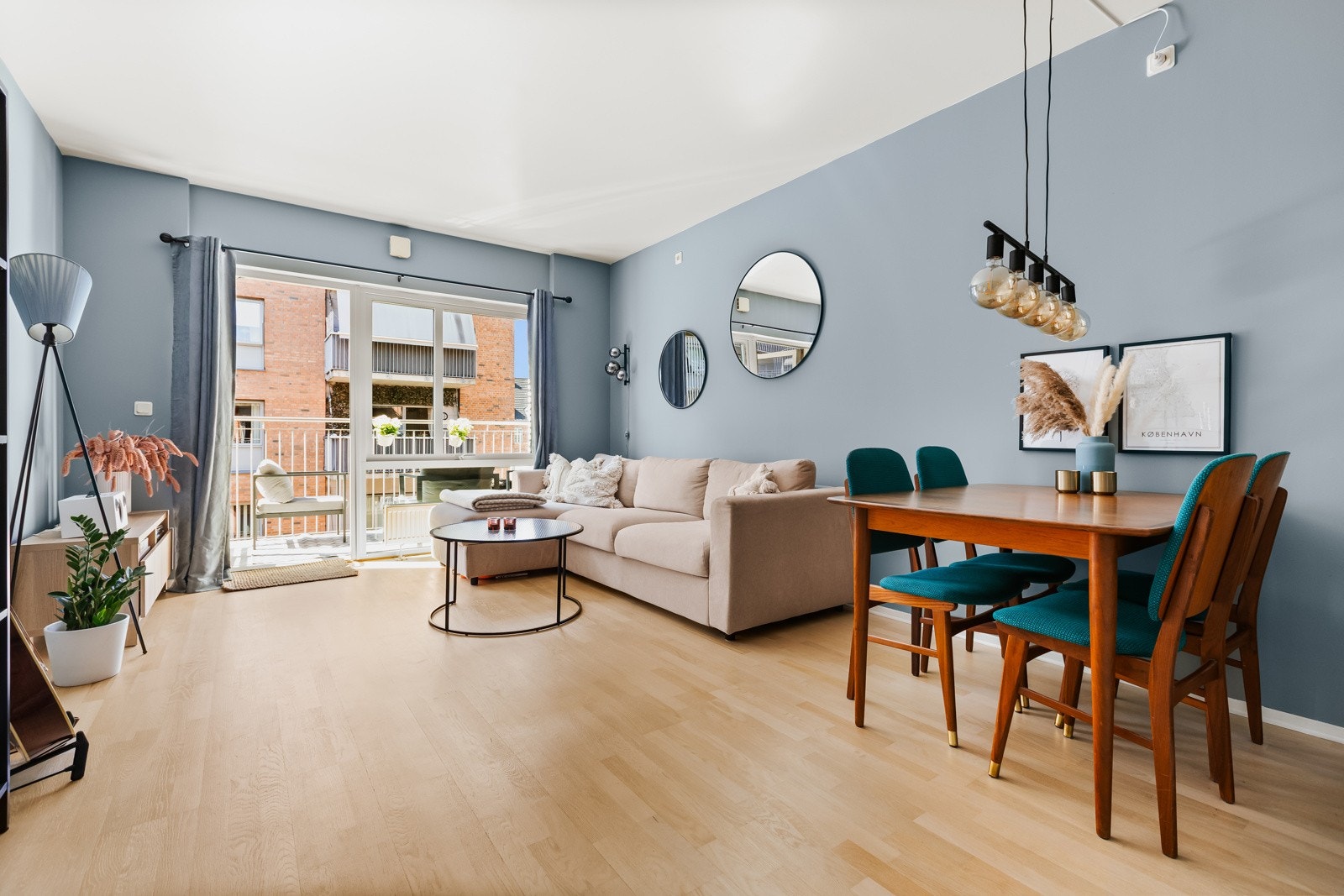 Store vindusflater sørger for et godt og naturlig lysinnslipp i leiligheten Galleribilde